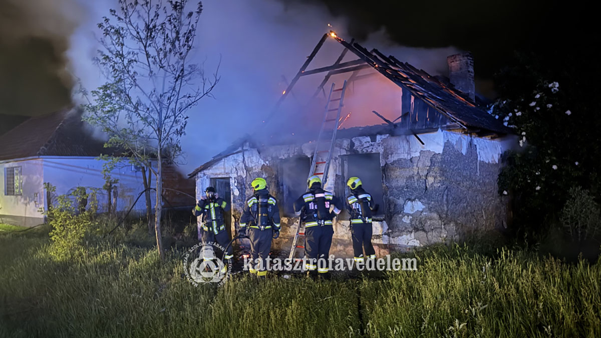 leégett parasztház Battonyán