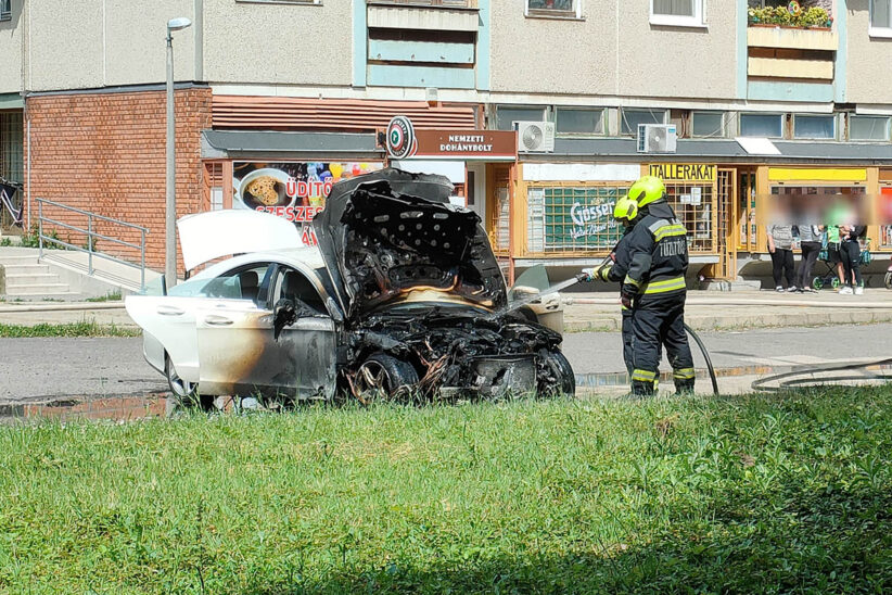 Kigyulladt egy gépkocsi Békéscsabán