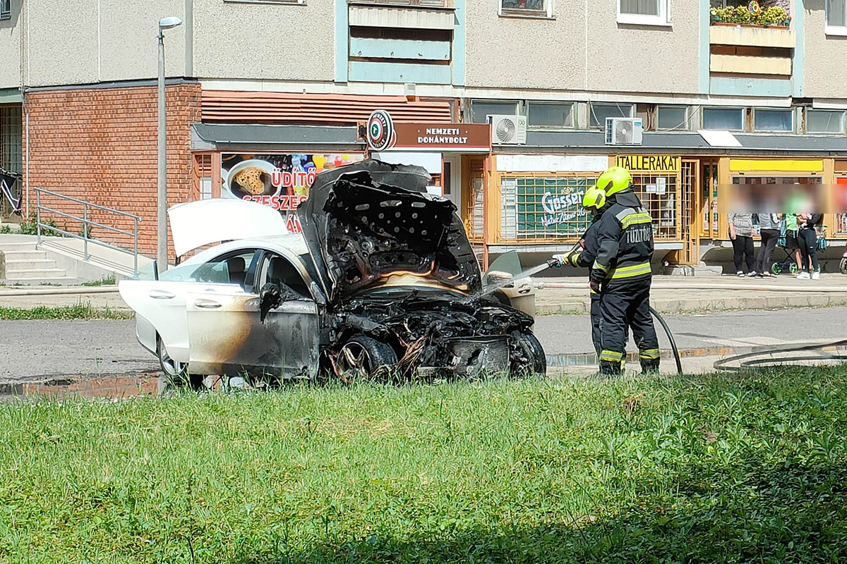 Kigyulladt egy gépkocsi Békéscsabán – a tűzoltók gyorsan megfékezték a lángokat