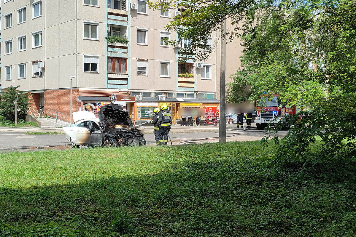 Kigyulladt egy gépkocsi Békéscsabán