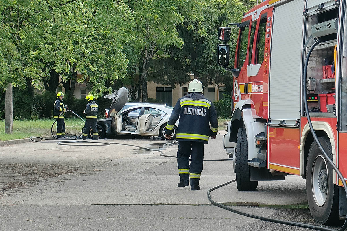 Kigyulladt egy gépkocsi Békéscsabán