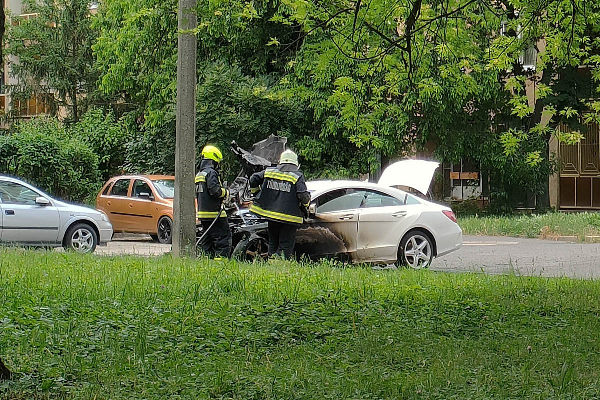 Kigyulladt egy gépkocsi Békéscsabán