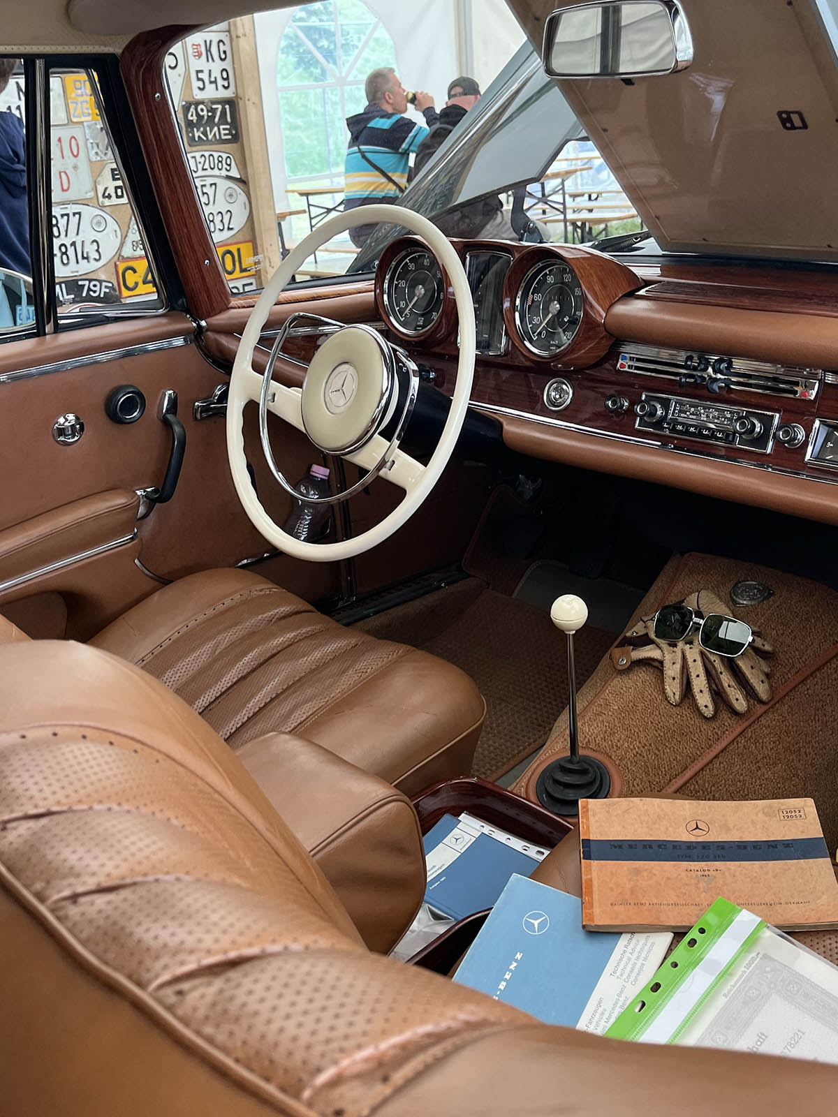 Szeged a hétvégére a Mercedes-Benz rajongók paradicsomává változott: május 10–11-én ismét megrendezték a Classic Car Show & Expo-t, hazánk egyetlen, kifejezetten Mercedes-Benz modellekre specializálódott kiállítását és találkozóját.  A rendezvény, melynek névadó támogatója idén is a Pappas Autó volt, igazi időutazásként várta a látogatókat. A tavaly bejelentett Pappas Classic brand újra reflektorfénybe került, méltó keretet adva a veterán Mercedes-Benzek kiállításának. A Körös Hírcentrum pedig nyereményjátékkal is készült: összesen nyolc páros belépőt sorsoltunk ki a követőink között, lehetőséget adva arra, hogy még többen átélhessék személyesen is a Mercedes-varázst.  A látogatók nem csupán a ritkaságokat csodálhatták meg – a szervezők idén is gondoskodtak arról, hogy a találkozó túlmutasson az autók szépségén. Szakmai előadások, beszélgetések és interaktív programok tették teljessé az élményt – a technikai részletek iránt érdeklődők éppúgy megtalálták a számításukat, mint a dizájn szerelmesei.  A Classic Car Show & Expo így nemcsak autókiállítás, hanem élő közösségi esemény lett – ahol a múlt és a jövő találkozott a Mercedes jelenében. Az idei siker újabb bizonyítéka annak, hogy a Mercedes-rajongás időtálló, és Szeged egyre biztosabban válik e különleges kultúra hazai központjává.