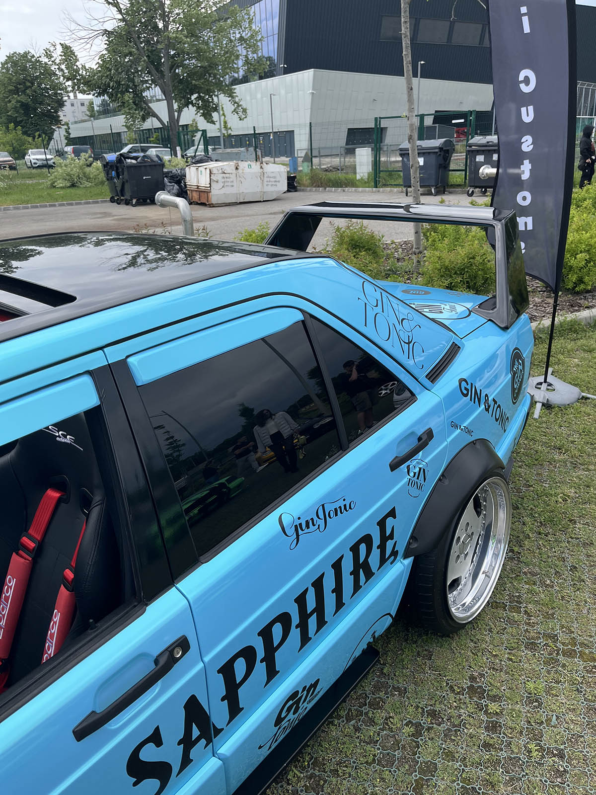Szeged a hétvégére a Mercedes-Benz rajongók paradicsomává változott: május 10–11-én ismét megrendezték a Classic Car Show & Expo-t, hazánk egyetlen, kifejezetten Mercedes-Benz modellekre specializálódott kiállítását és találkozóját.  A rendezvény, melynek névadó támogatója idén is a Pappas Autó volt, igazi időutazásként várta a látogatókat. A tavaly bejelentett Pappas Classic brand újra reflektorfénybe került, méltó keretet adva a veterán Mercedes-Benzek kiállításának. A Körös Hírcentrum pedig nyereményjátékkal is készült: összesen nyolc páros belépőt sorsoltunk ki a követőink között, lehetőséget adva arra, hogy még többen átélhessék személyesen is a Mercedes-varázst.  A látogatók nem csupán a ritkaságokat csodálhatták meg – a szervezők idén is gondoskodtak arról, hogy a találkozó túlmutasson az autók szépségén. Szakmai előadások, beszélgetések és interaktív programok tették teljessé az élményt – a technikai részletek iránt érdeklődők éppúgy megtalálták a számításukat, mint a dizájn szerelmesei.  A Classic Car Show & Expo így nemcsak autókiállítás, hanem élő közösségi esemény lett – ahol a múlt és a jövő találkozott a Mercedes jelenében. Az idei siker újabb bizonyítéka annak, hogy a Mercedes-rajongás időtálló, és Szeged egyre biztosabban válik e különleges kultúra hazai központjává.