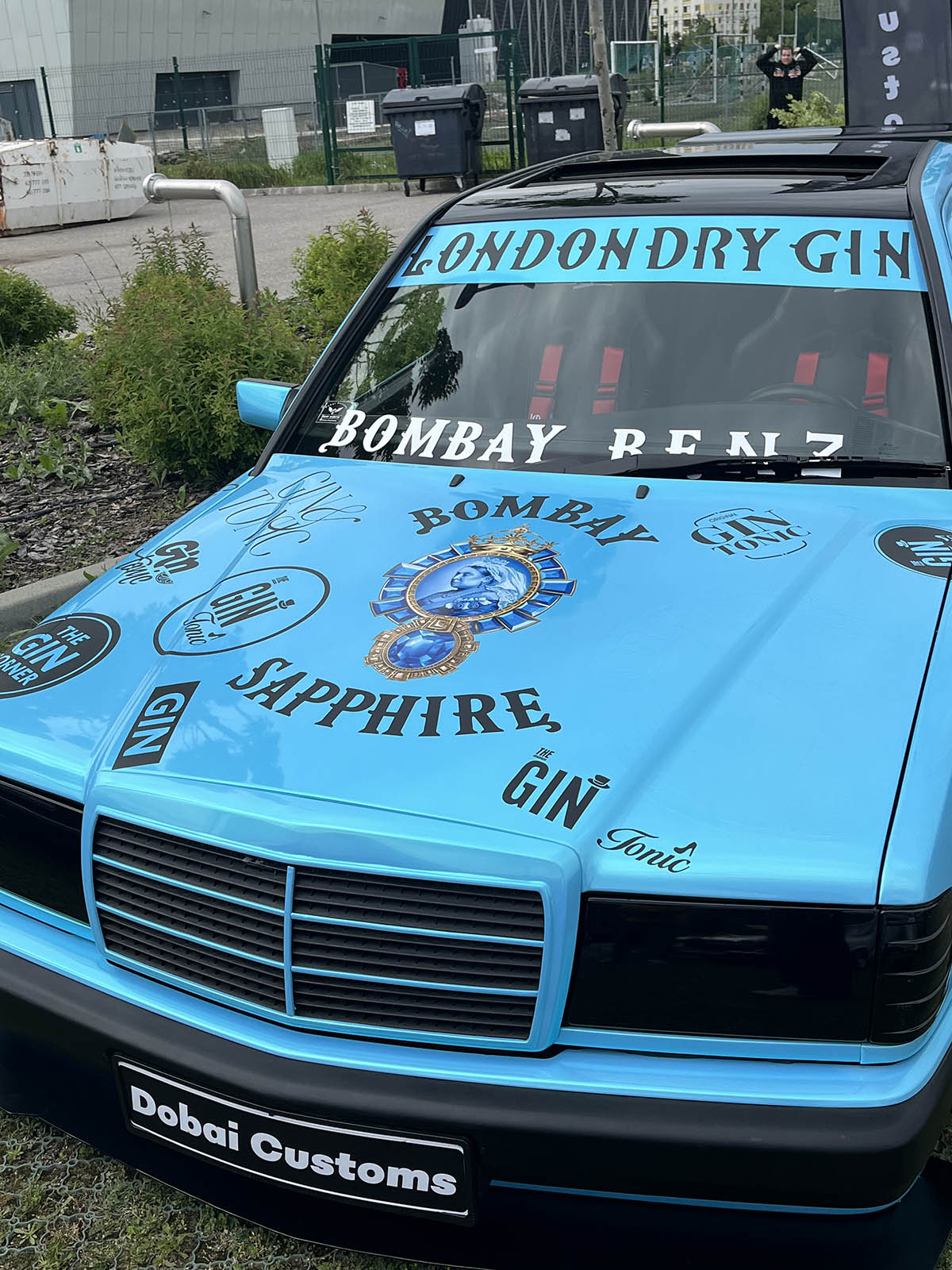 Szeged a hétvégére a Mercedes-Benz rajongók paradicsomává változott: május 10–11-én ismét megrendezték a Classic Car Show & Expo-t, hazánk egyetlen, kifejezetten Mercedes-Benz modellekre specializálódott kiállítását és találkozóját. A rendezvény, melynek névadó támogatója idén is a Pappas Autó volt, igazi időutazásként várta a látogatókat. A tavaly bejelentett Pappas Classic brand újra reflektorfénybe került, méltó keretet adva a veterán Mercedes-Benzek kiállításának. A Körös Hírcentrum pedig nyereményjátékkal is készült: összesen nyolc páros belépőt sorsoltunk ki a követőink között, lehetőséget adva arra, hogy még többen átélhessék személyesen is a Mercedes-varázst. A látogatók nem csupán a ritkaságokat csodálhatták meg – a szervezők idén is gondoskodtak arról, hogy a találkozó túlmutasson az autók szépségén. Szakmai előadások, beszélgetések és interaktív programok tették teljessé az élményt – a technikai részletek iránt érdeklődők éppúgy megtalálták a számításukat, mint a dizájn szerelmesei. A Classic Car Show & Expo így nemcsak autókiállítás, hanem élő közösségi esemény lett – ahol a múlt és a jövő találkozott a Mercedes jelenében. Az idei siker újabb bizonyítéka annak, hogy a Mercedes-rajongás időtálló, és Szeged egyre biztosabban válik e különleges kultúra hazai központjává.