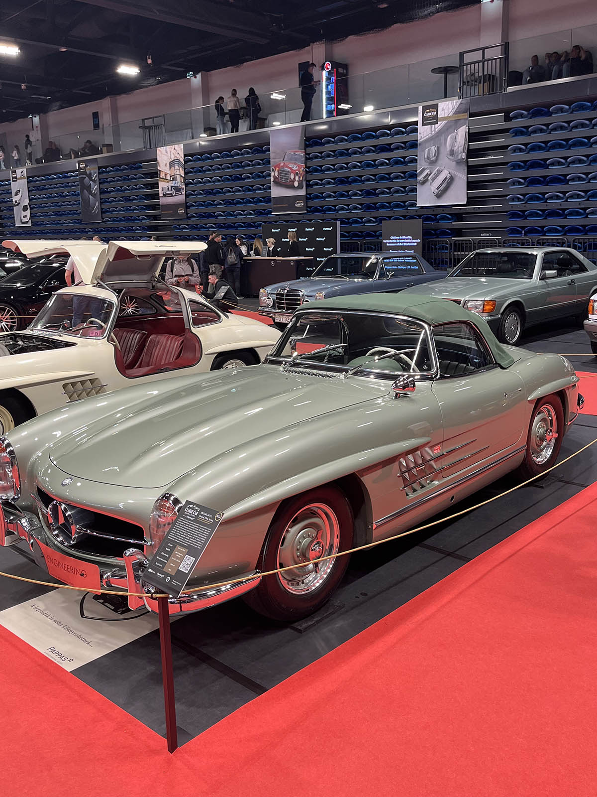 Szeged a hétvégére a Mercedes-Benz rajongók paradicsomává változott: május 10–11-én ismét megrendezték a Classic Car Show & Expo-t, hazánk egyetlen, kifejezetten Mercedes-Benz modellekre specializálódott kiállítását és találkozóját.  A rendezvény, melynek névadó támogatója idén is a Pappas Autó volt, igazi időutazásként várta a látogatókat. A tavaly bejelentett Pappas Classic brand újra reflektorfénybe került, méltó keretet adva a veterán Mercedes-Benzek kiállításának. A Körös Hírcentrum pedig nyereményjátékkal is készült: összesen nyolc páros belépőt sorsoltunk ki a követőink között, lehetőséget adva arra, hogy még többen átélhessék személyesen is a Mercedes-varázst.  A látogatók nem csupán a ritkaságokat csodálhatták meg – a szervezők idén is gondoskodtak arról, hogy a találkozó túlmutasson az autók szépségén. Szakmai előadások, beszélgetések és interaktív programok tették teljessé az élményt – a technikai részletek iránt érdeklődők éppúgy megtalálták a számításukat, mint a dizájn szerelmesei.  A Classic Car Show & Expo így nemcsak autókiállítás, hanem élő közösségi esemény lett – ahol a múlt és a jövő találkozott a Mercedes jelenében. Az idei siker újabb bizonyítéka annak, hogy a Mercedes-rajongás időtálló, és Szeged egyre biztosabban válik e különleges kultúra hazai központjává.