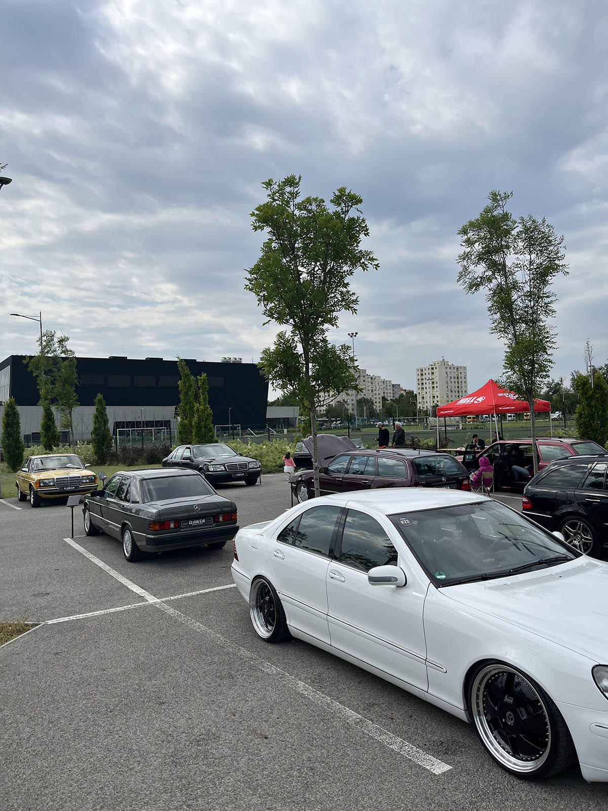 Szeged a hétvégére a Mercedes-Benz rajongók paradicsomává változott: május 10–11-én ismét megrendezték a Classic Car Show & Expo-t, hazánk egyetlen, kifejezetten Mercedes-Benz modellekre specializálódott kiállítását és találkozóját. A rendezvény, melynek névadó támogatója idén is a Pappas Autó volt, igazi időutazásként várta a látogatókat. A tavaly bejelentett Pappas Classic brand újra reflektorfénybe került, méltó keretet adva a veterán Mercedes-Benzek kiállításának. A Körös Hírcentrum pedig nyereményjátékkal is készült: összesen nyolc páros belépőt sorsoltunk ki a követőink között, lehetőséget adva arra, hogy még többen átélhessék személyesen is a Mercedes-varázst. A látogatók nem csupán a ritkaságokat csodálhatták meg – a szervezők idén is gondoskodtak arról, hogy a találkozó túlmutasson az autók szépségén. Szakmai előadások, beszélgetések és interaktív programok tették teljessé az élményt – a technikai részletek iránt érdeklődők éppúgy megtalálták a számításukat, mint a dizájn szerelmesei. A Classic Car Show & Expo így nemcsak autókiállítás, hanem élő közösségi esemény lett – ahol a múlt és a jövő találkozott a Mercedes jelenében. Az idei siker újabb bizonyítéka annak, hogy a Mercedes-rajongás időtálló, és Szeged egyre biztosabban válik e különleges kultúra hazai központjává.