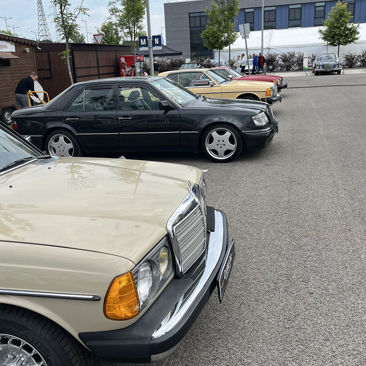 Szeged a hétvégére a Mercedes-Benz rajongók paradicsomává változott: május 10–11-én ismét megrendezték a Classic Car Show & Expo-t, hazánk egyetlen, kifejezetten Mercedes-Benz modellekre specializálódott kiállítását és találkozóját. A rendezvény, melynek névadó támogatója idén is a Pappas Autó volt, igazi időutazásként várta a látogatókat. A tavaly bejelentett Pappas Classic brand újra reflektorfénybe került, méltó keretet adva a veterán Mercedes-Benzek kiállításának. A Körös Hírcentrum pedig nyereményjátékkal is készült: összesen nyolc páros belépőt sorsoltunk ki a követőink között, lehetőséget adva arra, hogy még többen átélhessék személyesen is a Mercedes-varázst. A látogatók nem csupán a ritkaságokat csodálhatták meg – a szervezők idén is gondoskodtak arról, hogy a találkozó túlmutasson az autók szépségén. Szakmai előadások, beszélgetések és interaktív programok tették teljessé az élményt – a technikai részletek iránt érdeklődők éppúgy megtalálták a számításukat, mint a dizájn szerelmesei. A Classic Car Show & Expo így nemcsak autókiállítás, hanem élő közösségi esemény lett – ahol a múlt és a jövő találkozott a Mercedes jelenében. Az idei siker újabb bizonyítéka annak, hogy a Mercedes-rajongás időtálló, és Szeged egyre biztosabban válik e különleges kultúra hazai központjává.