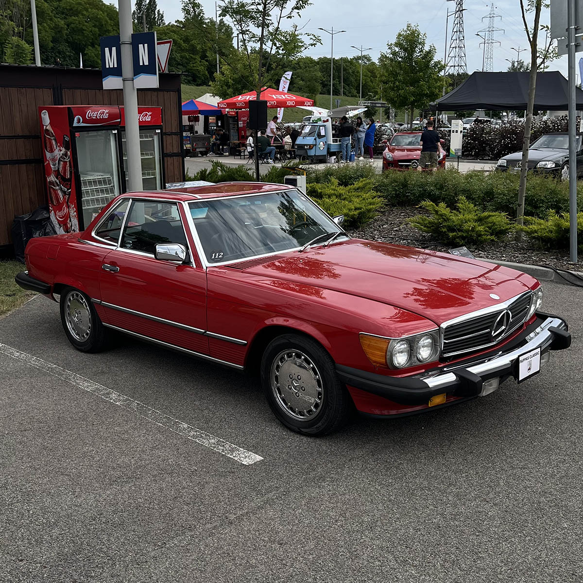 Szeged a hétvégére a Mercedes-Benz rajongók paradicsomává változott: május 10–11-én ismét megrendezték a Classic Car Show & Expo-t, hazánk egyetlen, kifejezetten Mercedes-Benz modellekre specializálódott kiállítását és találkozóját.  A rendezvény, melynek névadó támogatója idén is a Pappas Autó volt, igazi időutazásként várta a látogatókat. A tavaly bejelentett Pappas Classic brand újra reflektorfénybe került, méltó keretet adva a veterán Mercedes-Benzek kiállításának. A Körös Hírcentrum pedig nyereményjátékkal is készült: összesen nyolc páros belépőt sorsoltunk ki a követőink között, lehetőséget adva arra, hogy még többen átélhessék személyesen is a Mercedes-varázst.  A látogatók nem csupán a ritkaságokat csodálhatták meg – a szervezők idén is gondoskodtak arról, hogy a találkozó túlmutasson az autók szépségén. Szakmai előadások, beszélgetések és interaktív programok tették teljessé az élményt – a technikai részletek iránt érdeklődők éppúgy megtalálták a számításukat, mint a dizájn szerelmesei.  A Classic Car Show & Expo így nemcsak autókiállítás, hanem élő közösségi esemény lett – ahol a múlt és a jövő találkozott a Mercedes jelenében. Az idei siker újabb bizonyítéka annak, hogy a Mercedes-rajongás időtálló, és Szeged egyre biztosabban válik e különleges kultúra hazai központjává.