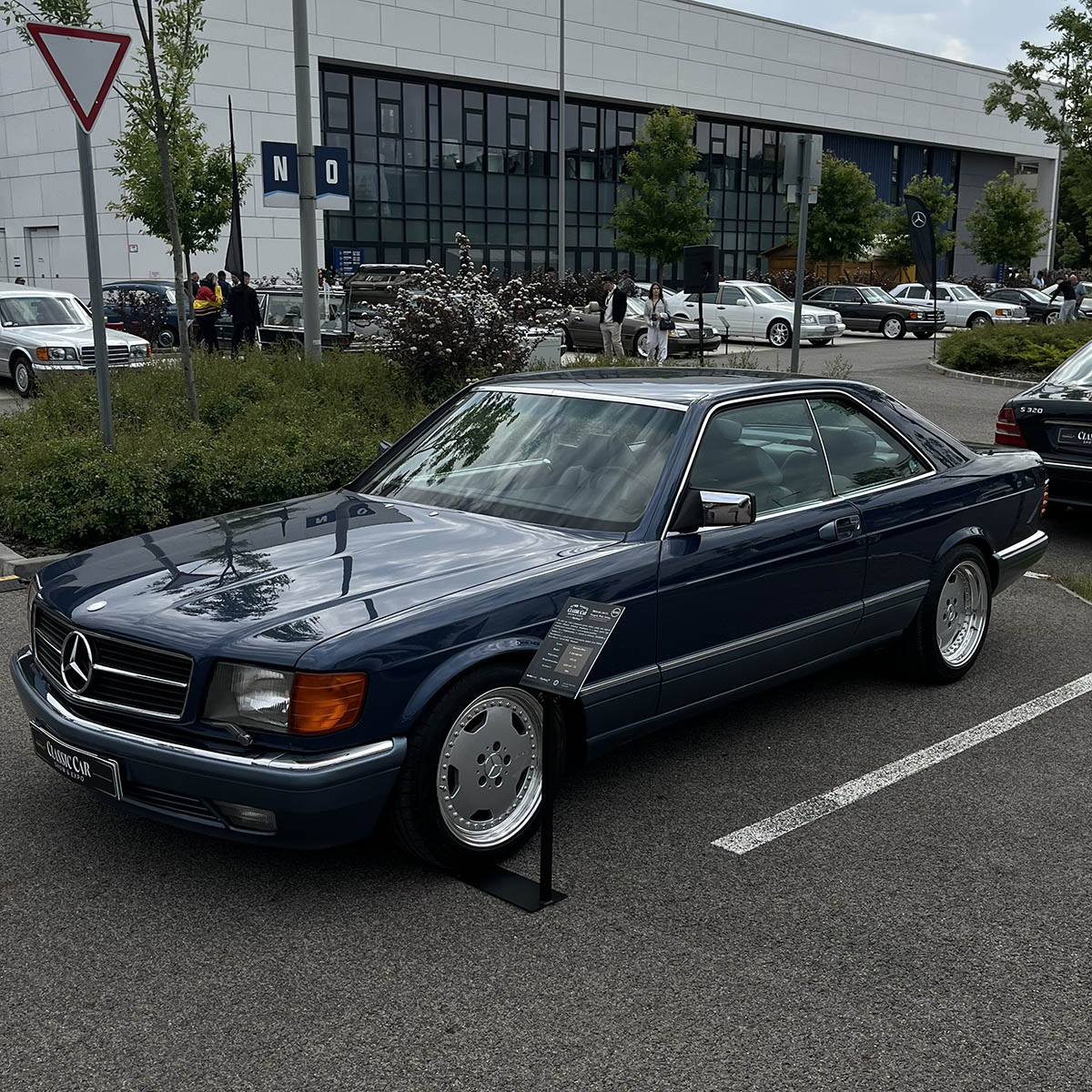 Szeged a hétvégére a Mercedes-Benz rajongók paradicsomává változott: május 10–11-én ismét megrendezték a Classic Car Show & Expo-t, hazánk egyetlen, kifejezetten Mercedes-Benz modellekre specializálódott kiállítását és találkozóját.  A rendezvény, melynek névadó támogatója idén is a Pappas Autó volt, igazi időutazásként várta a látogatókat. A tavaly bejelentett Pappas Classic brand újra reflektorfénybe került, méltó keretet adva a veterán Mercedes-Benzek kiállításának. A Körös Hírcentrum pedig nyereményjátékkal is készült: összesen nyolc páros belépőt sorsoltunk ki a követőink között, lehetőséget adva arra, hogy még többen átélhessék személyesen is a Mercedes-varázst.  A látogatók nem csupán a ritkaságokat csodálhatták meg – a szervezők idén is gondoskodtak arról, hogy a találkozó túlmutasson az autók szépségén. Szakmai előadások, beszélgetések és interaktív programok tették teljessé az élményt – a technikai részletek iránt érdeklődők éppúgy megtalálták a számításukat, mint a dizájn szerelmesei.  A Classic Car Show & Expo így nemcsak autókiállítás, hanem élő közösségi esemény lett – ahol a múlt és a jövő találkozott a Mercedes jelenében. Az idei siker újabb bizonyítéka annak, hogy a Mercedes-rajongás időtálló, és Szeged egyre biztosabban válik e különleges kultúra hazai központjává.