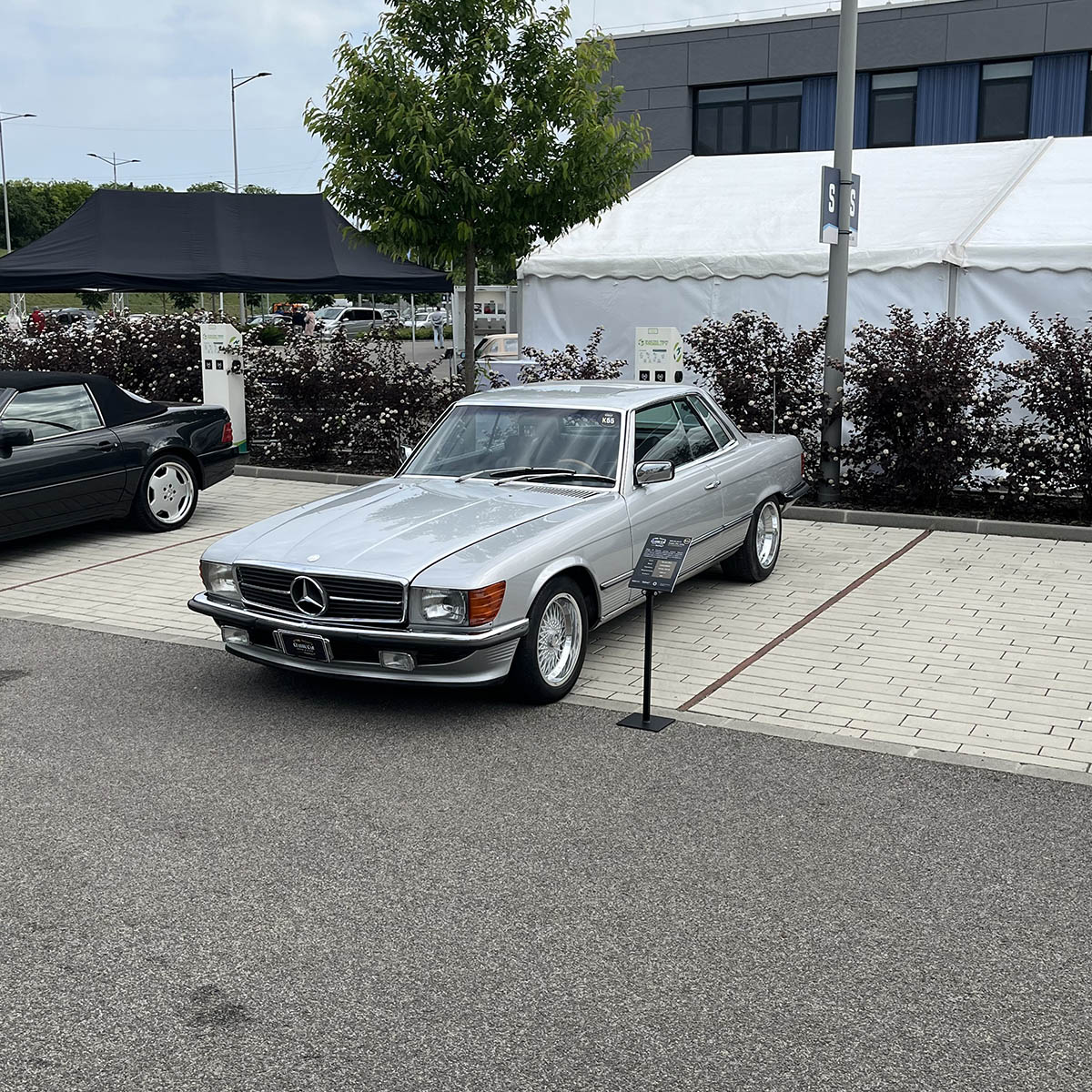 Szeged a hétvégére a Mercedes-Benz rajongók paradicsomává változott: május 10–11-én ismét megrendezték a Classic Car Show & Expo-t, hazánk egyetlen, kifejezetten Mercedes-Benz modellekre specializálódott kiállítását és találkozóját.  A rendezvény, melynek névadó támogatója idén is a Pappas Autó volt, igazi időutazásként várta a látogatókat. A tavaly bejelentett Pappas Classic brand újra reflektorfénybe került, méltó keretet adva a veterán Mercedes-Benzek kiállításának. A Körös Hírcentrum pedig nyereményjátékkal is készült: összesen nyolc páros belépőt sorsoltunk ki a követőink között, lehetőséget adva arra, hogy még többen átélhessék személyesen is a Mercedes-varázst.  A látogatók nem csupán a ritkaságokat csodálhatták meg – a szervezők idén is gondoskodtak arról, hogy a találkozó túlmutasson az autók szépségén. Szakmai előadások, beszélgetések és interaktív programok tették teljessé az élményt – a technikai részletek iránt érdeklődők éppúgy megtalálták a számításukat, mint a dizájn szerelmesei.  A Classic Car Show & Expo így nemcsak autókiállítás, hanem élő közösségi esemény lett – ahol a múlt és a jövő találkozott a Mercedes jelenében. Az idei siker újabb bizonyítéka annak, hogy a Mercedes-rajongás időtálló, és Szeged egyre biztosabban válik e különleges kultúra hazai központjává.