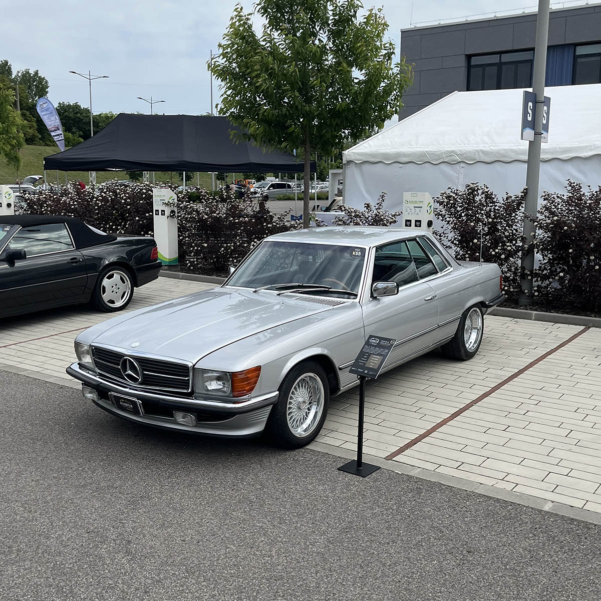 Szeged a hétvégére a Mercedes-Benz rajongók paradicsomává változott: május 10–11-én ismét megrendezték a Classic Car Show & Expo-t, hazánk egyetlen, kifejezetten Mercedes-Benz modellekre specializálódott kiállítását és találkozóját.  A rendezvény, melynek névadó támogatója idén is a Pappas Autó volt, igazi időutazásként várta a látogatókat. A tavaly bejelentett Pappas Classic brand újra reflektorfénybe került, méltó keretet adva a veterán Mercedes-Benzek kiállításának. A Körös Hírcentrum pedig nyereményjátékkal is készült: összesen nyolc páros belépőt sorsoltunk ki a követőink között, lehetőséget adva arra, hogy még többen átélhessék személyesen is a Mercedes-varázst.  A látogatók nem csupán a ritkaságokat csodálhatták meg – a szervezők idén is gondoskodtak arról, hogy a találkozó túlmutasson az autók szépségén. Szakmai előadások, beszélgetések és interaktív programok tették teljessé az élményt – a technikai részletek iránt érdeklődők éppúgy megtalálták a számításukat, mint a dizájn szerelmesei.  A Classic Car Show & Expo így nemcsak autókiállítás, hanem élő közösségi esemény lett – ahol a múlt és a jövő találkozott a Mercedes jelenében. Az idei siker újabb bizonyítéka annak, hogy a Mercedes-rajongás időtálló, és Szeged egyre biztosabban válik e különleges kultúra hazai központjává.