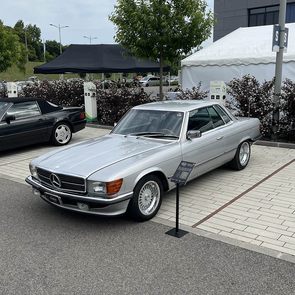 Szeged a hétvégére a Mercedes-Benz rajongók paradicsomává változott: május 10–11-én ismét megrendezték a Classic Car Show & Expo-t, hazánk egyetlen, kifejezetten Mercedes-Benz modellekre specializálódott kiállítását és találkozóját.  A rendezvény, melynek névadó támogatója idén is a Pappas Autó volt, igazi időutazásként várta a látogatókat. A tavaly bejelentett Pappas Classic brand újra reflektorfénybe került, méltó keretet adva a veterán Mercedes-Benzek kiállításának. A Körös Hírcentrum pedig nyereményjátékkal is készült: összesen nyolc páros belépőt sorsoltunk ki a követőink között, lehetőséget adva arra, hogy még többen átélhessék személyesen is a Mercedes-varázst.  A látogatók nem csupán a ritkaságokat csodálhatták meg – a szervezők idén is gondoskodtak arról, hogy a találkozó túlmutasson az autók szépségén. Szakmai előadások, beszélgetések és interaktív programok tették teljessé az élményt – a technikai részletek iránt érdeklődők éppúgy megtalálták a számításukat, mint a dizájn szerelmesei.  A Classic Car Show & Expo így nemcsak autókiállítás, hanem élő közösségi esemény lett – ahol a múlt és a jövő találkozott a Mercedes jelenében. Az idei siker újabb bizonyítéka annak, hogy a Mercedes-rajongás időtálló, és Szeged egyre biztosabban válik e különleges kultúra hazai központjává.