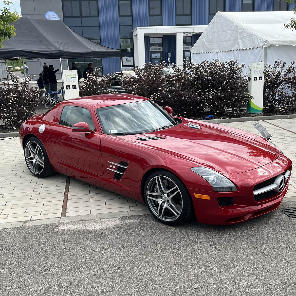 Szeged a hétvégére a Mercedes-Benz rajongók paradicsomává változott: május 10–11-én ismét megrendezték a Classic Car Show & Expo-t, hazánk egyetlen, kifejezetten Mercedes-Benz modellekre specializálódott kiállítását és találkozóját. A rendezvény, melynek névadó támogatója idén is a Pappas Autó volt, igazi időutazásként várta a látogatókat. A tavaly bejelentett Pappas Classic brand újra reflektorfénybe került, méltó keretet adva a veterán Mercedes-Benzek kiállításának. A Körös Hírcentrum pedig nyereményjátékkal is készült: összesen nyolc páros belépőt sorsoltunk ki a követőink között, lehetőséget adva arra, hogy még többen átélhessék személyesen is a Mercedes-varázst. A látogatók nem csupán a ritkaságokat csodálhatták meg – a szervezők idén is gondoskodtak arról, hogy a találkozó túlmutasson az autók szépségén. Szakmai előadások, beszélgetések és interaktív programok tették teljessé az élményt – a technikai részletek iránt érdeklődők éppúgy megtalálták a számításukat, mint a dizájn szerelmesei. A Classic Car Show & Expo így nemcsak autókiállítás, hanem élő közösségi esemény lett – ahol a múlt és a jövő találkozott a Mercedes jelenében. Az idei siker újabb bizonyítéka annak, hogy a Mercedes-rajongás időtálló, és Szeged egyre biztosabban válik e különleges kultúra hazai központjává.