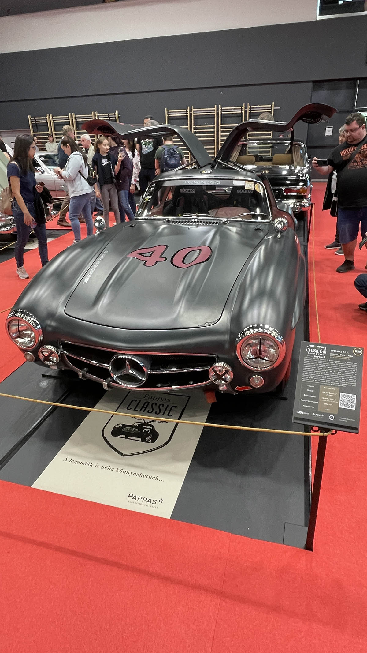 Szeged a hétvégére a Mercedes-Benz rajongók paradicsomává változott: május 10–11-én ismét megrendezték a Classic Car Show & Expo-t, hazánk egyetlen, kifejezetten Mercedes-Benz modellekre specializálódott kiállítását és találkozóját.  A rendezvény, melynek névadó támogatója idén is a Pappas Autó volt, igazi időutazásként várta a látogatókat. A tavaly bejelentett Pappas Classic brand újra reflektorfénybe került, méltó keretet adva a veterán Mercedes-Benzek kiállításának. A Körös Hírcentrum pedig nyereményjátékkal is készült: összesen nyolc páros belépőt sorsoltunk ki a követőink között, lehetőséget adva arra, hogy még többen átélhessék személyesen is a Mercedes-varázst.  A látogatók nem csupán a ritkaságokat csodálhatták meg – a szervezők idén is gondoskodtak arról, hogy a találkozó túlmutasson az autók szépségén. Szakmai előadások, beszélgetések és interaktív programok tették teljessé az élményt – a technikai részletek iránt érdeklődők éppúgy megtalálták a számításukat, mint a dizájn szerelmesei.  A Classic Car Show & Expo így nemcsak autókiállítás, hanem élő közösségi esemény lett – ahol a múlt és a jövő találkozott a Mercedes jelenében. Az idei siker újabb bizonyítéka annak, hogy a Mercedes-rajongás időtálló, és Szeged egyre biztosabban válik e különleges kultúra hazai központjává.
