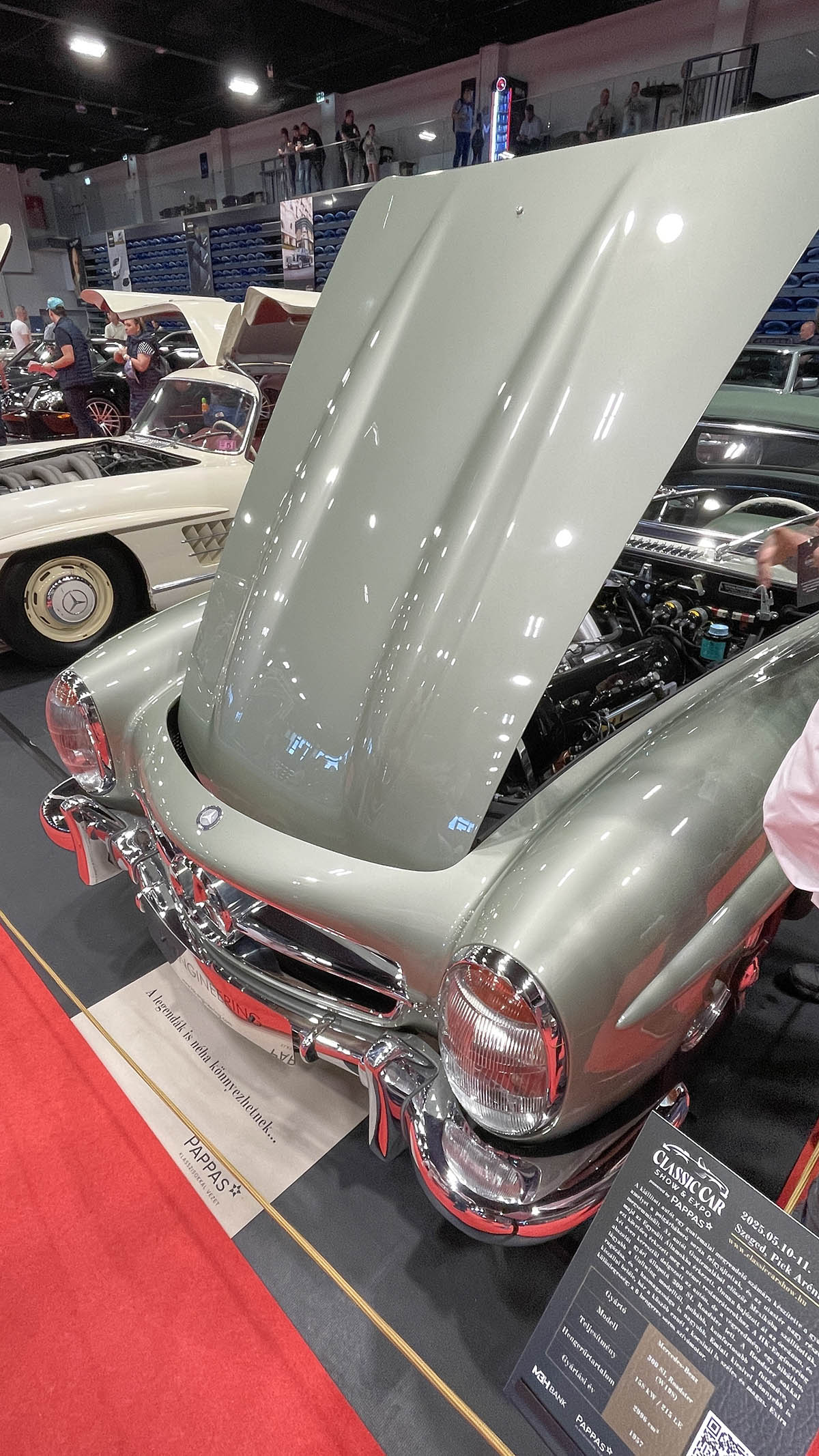 Szeged a hétvégére a Mercedes-Benz rajongók paradicsomává változott: május 10–11-én ismét megrendezték a Classic Car Show & Expo-t, hazánk egyetlen, kifejezetten Mercedes-Benz modellekre specializálódott kiállítását és találkozóját. A rendezvény, melynek névadó támogatója idén is a Pappas Autó volt, igazi időutazásként várta a látogatókat. A tavaly bejelentett Pappas Classic brand újra reflektorfénybe került, méltó keretet adva a veterán Mercedes-Benzek kiállításának. A Körös Hírcentrum pedig nyereményjátékkal is készült: összesen nyolc páros belépőt sorsoltunk ki a követőink között, lehetőséget adva arra, hogy még többen átélhessék személyesen is a Mercedes-varázst. A látogatók nem csupán a ritkaságokat csodálhatták meg – a szervezők idén is gondoskodtak arról, hogy a találkozó túlmutasson az autók szépségén. Szakmai előadások, beszélgetések és interaktív programok tették teljessé az élményt – a technikai részletek iránt érdeklődők éppúgy megtalálták a számításukat, mint a dizájn szerelmesei. A Classic Car Show & Expo így nemcsak autókiállítás, hanem élő közösségi esemény lett – ahol a múlt és a jövő találkozott a Mercedes jelenében. Az idei siker újabb bizonyítéka annak, hogy a Mercedes-rajongás időtálló, és Szeged egyre biztosabban válik e különleges kultúra hazai központjává.