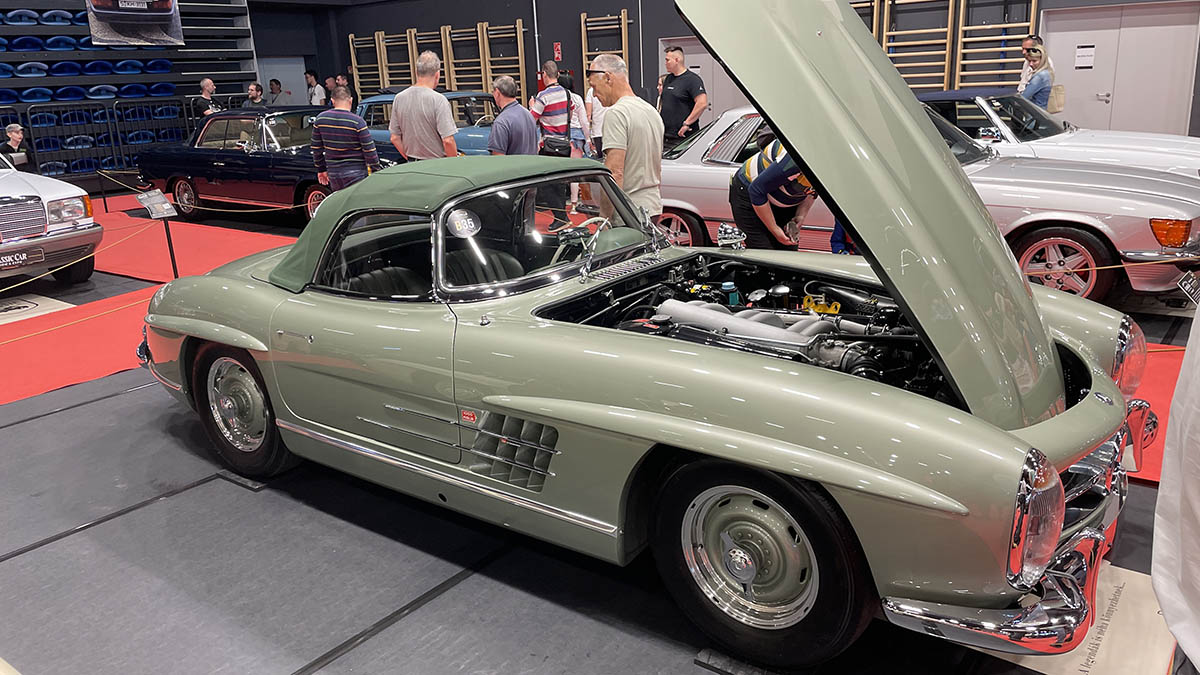 Szeged a hétvégére a Mercedes-Benz rajongók paradicsomává változott: május 10–11-én ismét megrendezték a Classic Car Show & Expo-t, hazánk egyetlen, kifejezetten Mercedes-Benz modellekre specializálódott kiállítását és találkozóját. A rendezvény, melynek névadó támogatója idén is a Pappas Autó volt, igazi időutazásként várta a látogatókat. A tavaly bejelentett Pappas Classic brand újra reflektorfénybe került, méltó keretet adva a veterán Mercedes-Benzek kiállításának. A Körös Hírcentrum pedig nyereményjátékkal is készült: összesen nyolc páros belépőt sorsoltunk ki a követőink között, lehetőséget adva arra, hogy még többen átélhessék személyesen is a Mercedes-varázst. A látogatók nem csupán a ritkaságokat csodálhatták meg – a szervezők idén is gondoskodtak arról, hogy a találkozó túlmutasson az autók szépségén. Szakmai előadások, beszélgetések és interaktív programok tették teljessé az élményt – a technikai részletek iránt érdeklődők éppúgy megtalálták a számításukat, mint a dizájn szerelmesei. A Classic Car Show & Expo így nemcsak autókiállítás, hanem élő közösségi esemény lett – ahol a múlt és a jövő találkozott a Mercedes jelenében. Az idei siker újabb bizonyítéka annak, hogy a Mercedes-rajongás időtálló, és Szeged egyre biztosabban válik e különleges kultúra hazai központjává.
