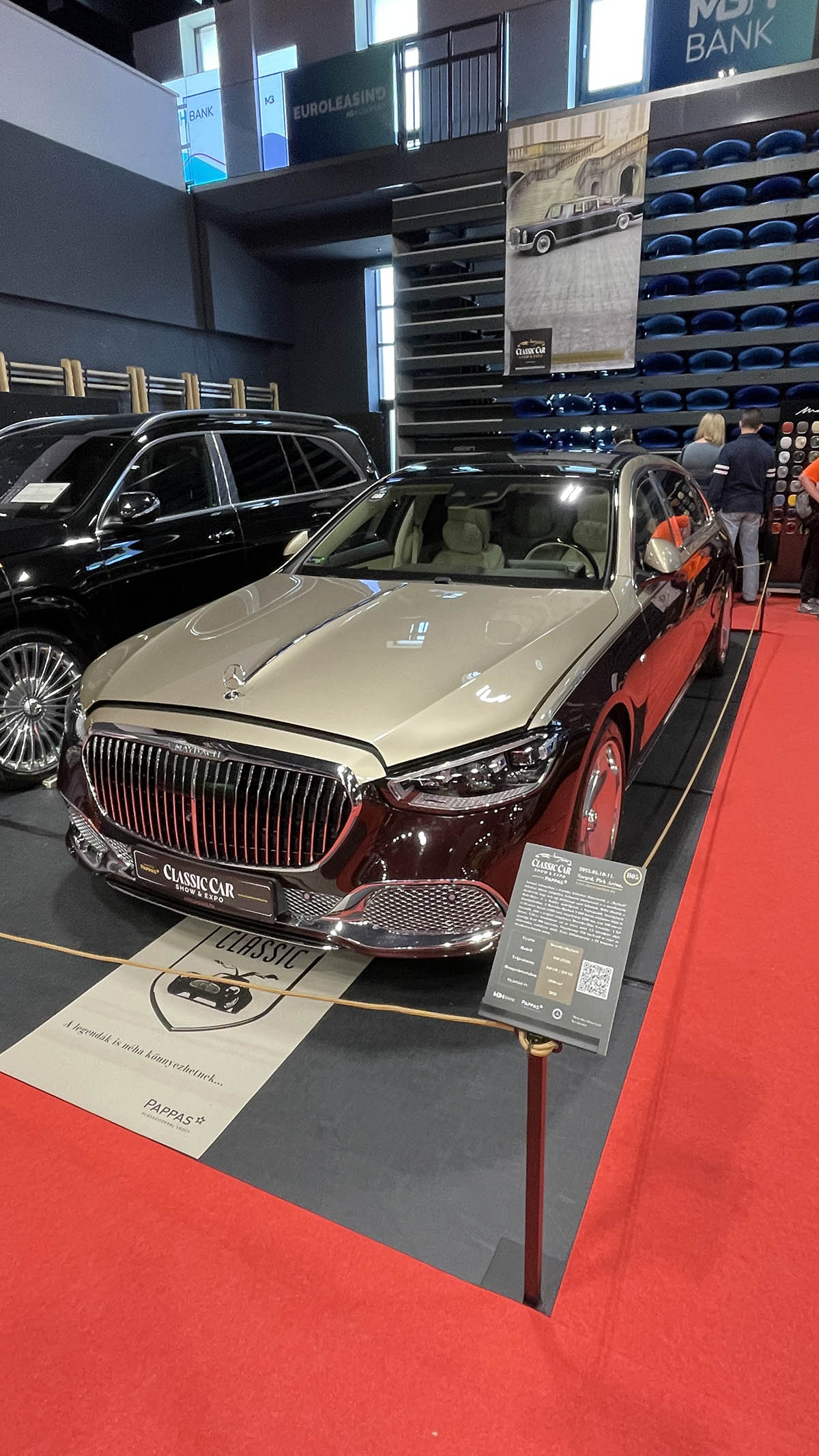 Szeged a hétvégére a Mercedes-Benz rajongók paradicsomává változott: május 10–11-én ismét megrendezték a Classic Car Show & Expo-t, hazánk egyetlen, kifejezetten Mercedes-Benz modellekre specializálódott kiállítását és találkozóját.  A rendezvény, melynek névadó támogatója idén is a Pappas Autó volt, igazi időutazásként várta a látogatókat. A tavaly bejelentett Pappas Classic brand újra reflektorfénybe került, méltó keretet adva a veterán Mercedes-Benzek kiállításának. A Körös Hírcentrum pedig nyereményjátékkal is készült: összesen nyolc páros belépőt sorsoltunk ki a követőink között, lehetőséget adva arra, hogy még többen átélhessék személyesen is a Mercedes-varázst.  A látogatók nem csupán a ritkaságokat csodálhatták meg – a szervezők idén is gondoskodtak arról, hogy a találkozó túlmutasson az autók szépségén. Szakmai előadások, beszélgetések és interaktív programok tették teljessé az élményt – a technikai részletek iránt érdeklődők éppúgy megtalálták a számításukat, mint a dizájn szerelmesei.  A Classic Car Show & Expo így nemcsak autókiállítás, hanem élő közösségi esemény lett – ahol a múlt és a jövő találkozott a Mercedes jelenében. Az idei siker újabb bizonyítéka annak, hogy a Mercedes-rajongás időtálló, és Szeged egyre biztosabban válik e különleges kultúra hazai központjává.