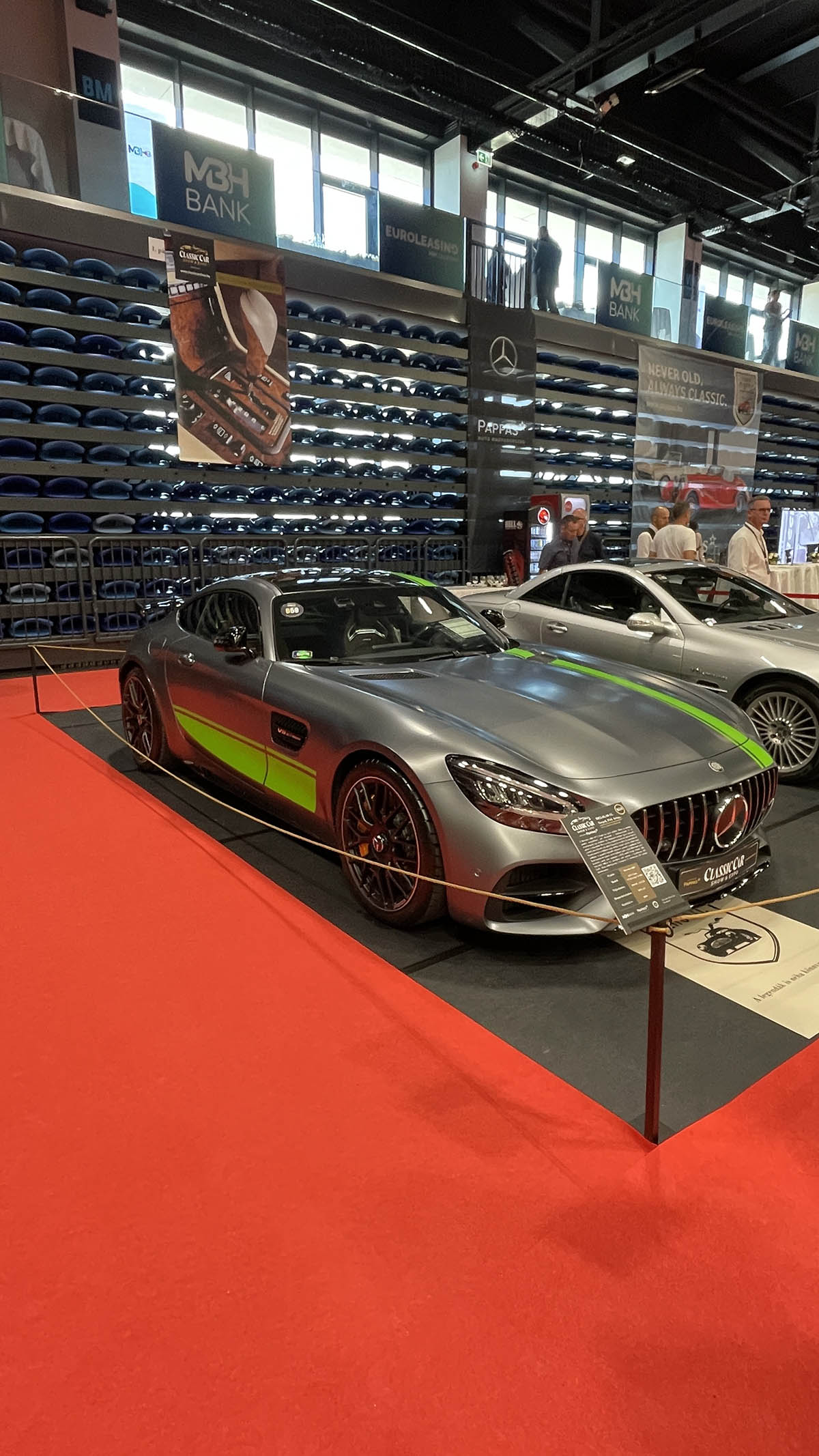 Szeged a hétvégére a Mercedes-Benz rajongók paradicsomává változott: május 10–11-én ismét megrendezték a Classic Car Show & Expo-t, hazánk egyetlen, kifejezetten Mercedes-Benz modellekre specializálódott kiállítását és találkozóját.  A rendezvény, melynek névadó támogatója idén is a Pappas Autó volt, igazi időutazásként várta a látogatókat. A tavaly bejelentett Pappas Classic brand újra reflektorfénybe került, méltó keretet adva a veterán Mercedes-Benzek kiállításának. A Körös Hírcentrum pedig nyereményjátékkal is készült: összesen nyolc páros belépőt sorsoltunk ki a követőink között, lehetőséget adva arra, hogy még többen átélhessék személyesen is a Mercedes-varázst.  A látogatók nem csupán a ritkaságokat csodálhatták meg – a szervezők idén is gondoskodtak arról, hogy a találkozó túlmutasson az autók szépségén. Szakmai előadások, beszélgetések és interaktív programok tették teljessé az élményt – a technikai részletek iránt érdeklődők éppúgy megtalálták a számításukat, mint a dizájn szerelmesei.  A Classic Car Show & Expo így nemcsak autókiállítás, hanem élő közösségi esemény lett – ahol a múlt és a jövő találkozott a Mercedes jelenében. Az idei siker újabb bizonyítéka annak, hogy a Mercedes-rajongás időtálló, és Szeged egyre biztosabban válik e különleges kultúra hazai központjává.