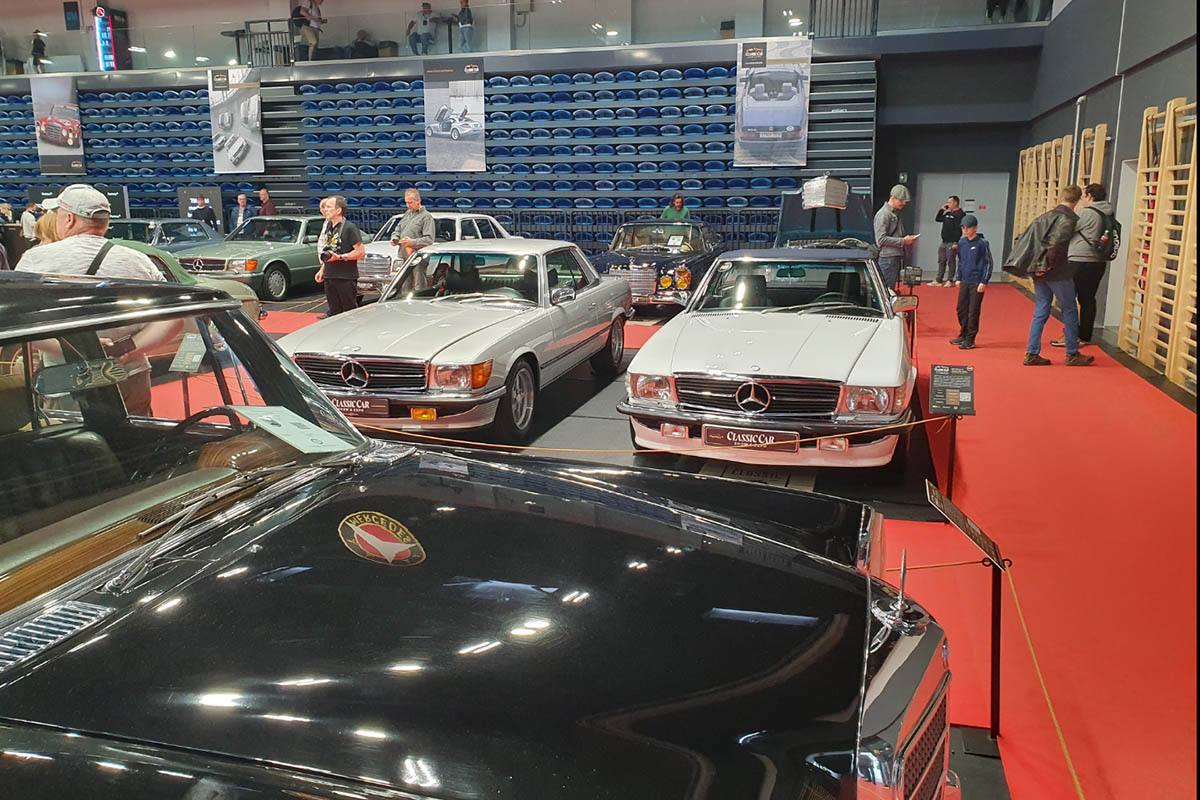 Szeged a hétvégére a Mercedes-Benz rajongók paradicsomává változott: május 10–11-én ismét megrendezték a Classic Car Show & Expo-t, hazánk egyetlen, kifejezetten Mercedes-Benz modellekre specializálódott kiállítását és találkozóját. A rendezvény, melynek névadó támogatója idén is a Pappas Autó volt, igazi időutazásként várta a látogatókat. A tavaly bejelentett Pappas Classic brand újra reflektorfénybe került, méltó keretet adva a veterán Mercedes-Benzek kiállításának. A Körös Hírcentrum pedig nyereményjátékkal is készült: összesen nyolc páros belépőt sorsoltunk ki a követőink között, lehetőséget adva arra, hogy még többen átélhessék személyesen is a Mercedes-varázst. A látogatók nem csupán a ritkaságokat csodálhatták meg – a szervezők idén is gondoskodtak arról, hogy a találkozó túlmutasson az autók szépségén. Szakmai előadások, beszélgetések és interaktív programok tették teljessé az élményt – a technikai részletek iránt érdeklődők éppúgy megtalálták a számításukat, mint a dizájn szerelmesei. A Classic Car Show & Expo így nemcsak autókiállítás, hanem élő közösségi esemény lett – ahol a múlt és a jövő találkozott a Mercedes jelenében. Az idei siker újabb bizonyítéka annak, hogy a Mercedes-rajongás időtálló, és Szeged egyre biztosabban válik e különleges kultúra hazai központjává.