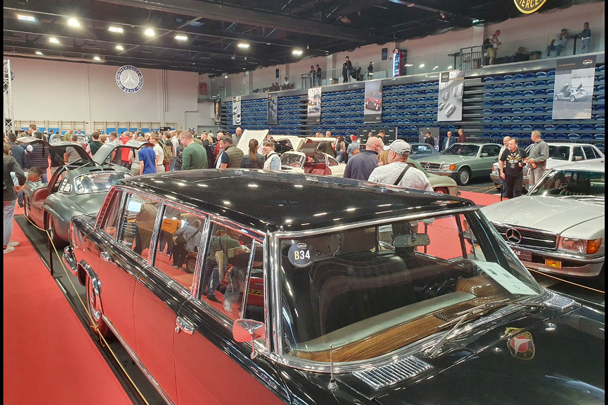 Szeged a hétvégére a Mercedes-Benz rajongók paradicsomává változott: május 10–11-én ismét megrendezték a Classic Car Show & Expo-t, hazánk egyetlen, kifejezetten Mercedes-Benz modellekre specializálódott kiállítását és találkozóját. A rendezvény, melynek névadó támogatója idén is a Pappas Autó volt, igazi időutazásként várta a látogatókat. A tavaly bejelentett Pappas Classic brand újra reflektorfénybe került, méltó keretet adva a veterán Mercedes-Benzek kiállításának. A Körös Hírcentrum pedig nyereményjátékkal is készült: összesen nyolc páros belépőt sorsoltunk ki a követőink között, lehetőséget adva arra, hogy még többen átélhessék személyesen is a Mercedes-varázst. A látogatók nem csupán a ritkaságokat csodálhatták meg – a szervezők idén is gondoskodtak arról, hogy a találkozó túlmutasson az autók szépségén. Szakmai előadások, beszélgetések és interaktív programok tették teljessé az élményt – a technikai részletek iránt érdeklődők éppúgy megtalálták a számításukat, mint a dizájn szerelmesei. A Classic Car Show & Expo így nemcsak autókiállítás, hanem élő közösségi esemény lett – ahol a múlt és a jövő találkozott a Mercedes jelenében. Az idei siker újabb bizonyítéka annak, hogy a Mercedes-rajongás időtálló, és Szeged egyre biztosabban válik e különleges kultúra hazai központjává.