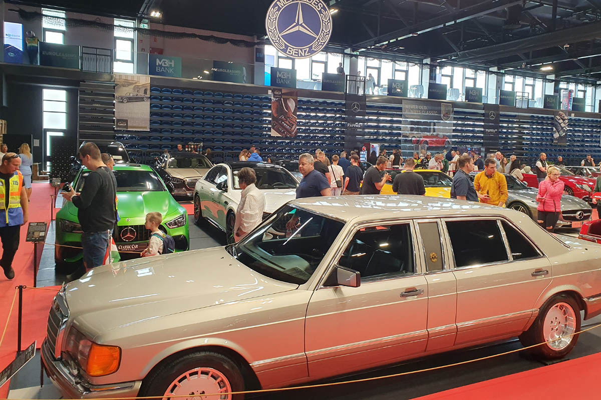 Szeged a hétvégére a Mercedes-Benz rajongók paradicsomává változott: május 10–11-én ismét megrendezték a Classic Car Show & Expo-t, hazánk egyetlen, kifejezetten Mercedes-Benz modellekre specializálódott kiállítását és találkozóját. A rendezvény, melynek névadó támogatója idén is a Pappas Autó volt, igazi időutazásként várta a látogatókat. A tavaly bejelentett Pappas Classic brand újra reflektorfénybe került, méltó keretet adva a veterán Mercedes-Benzek kiállításának. A Körös Hírcentrum pedig nyereményjátékkal is készült: összesen nyolc páros belépőt sorsoltunk ki a követőink között, lehetőséget adva arra, hogy még többen átélhessék személyesen is a Mercedes-varázst. A látogatók nem csupán a ritkaságokat csodálhatták meg – a szervezők idén is gondoskodtak arról, hogy a találkozó túlmutasson az autók szépségén. Szakmai előadások, beszélgetések és interaktív programok tették teljessé az élményt – a technikai részletek iránt érdeklődők éppúgy megtalálták a számításukat, mint a dizájn szerelmesei. A Classic Car Show & Expo így nemcsak autókiállítás, hanem élő közösségi esemény lett – ahol a múlt és a jövő találkozott a Mercedes jelenében. Az idei siker újabb bizonyítéka annak, hogy a Mercedes-rajongás időtálló, és Szeged egyre biztosabban válik e különleges kultúra hazai központjává.