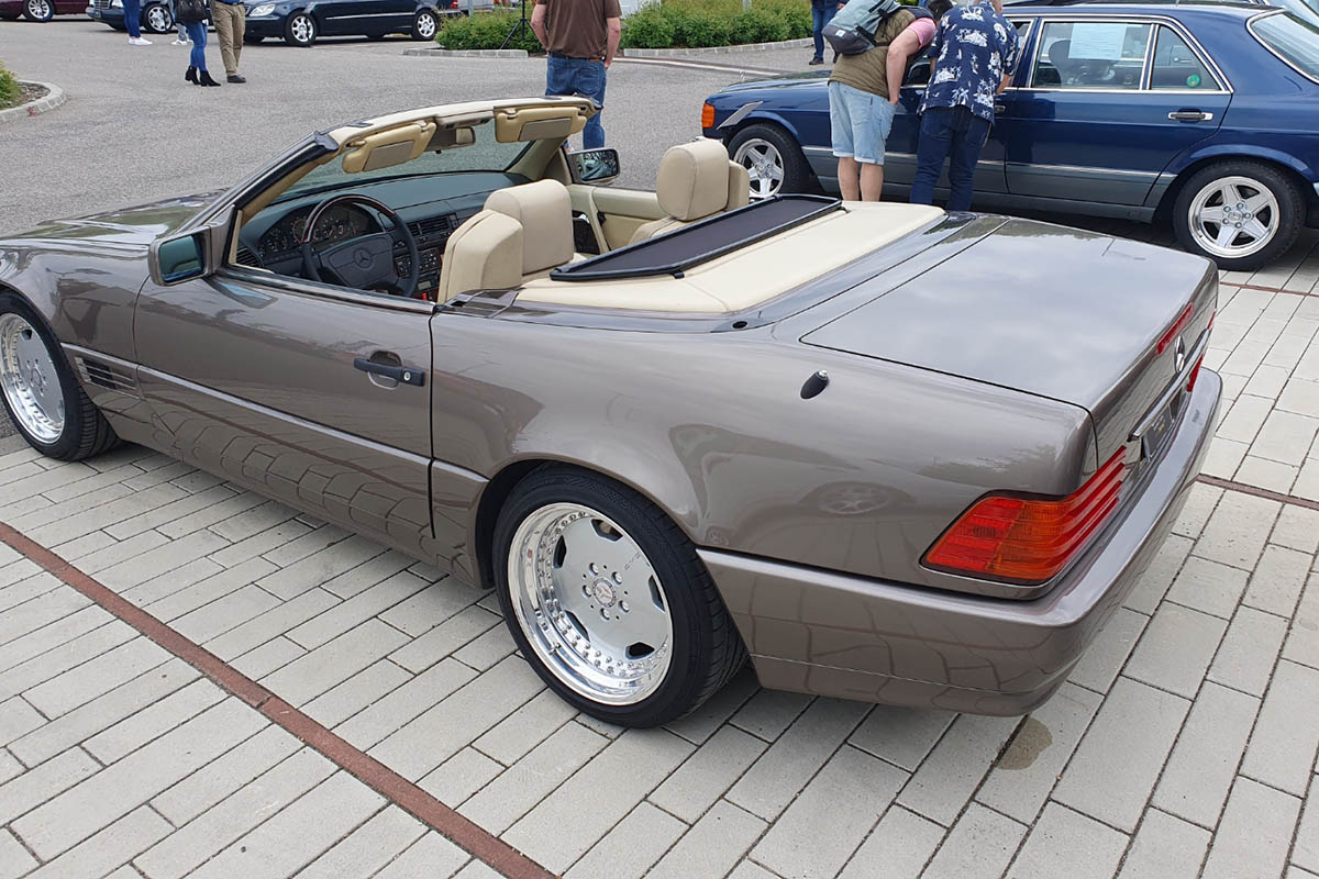 Szeged a hétvégére a Mercedes-Benz rajongók paradicsomává változott: május 10–11-én ismét megrendezték a Classic Car Show & Expo-t, hazánk egyetlen, kifejezetten Mercedes-Benz modellekre specializálódott kiállítását és találkozóját. A rendezvény, melynek névadó támogatója idén is a Pappas Autó volt, igazi időutazásként várta a látogatókat. A tavaly bejelentett Pappas Classic brand újra reflektorfénybe került, méltó keretet adva a veterán Mercedes-Benzek kiállításának. A Körös Hírcentrum pedig nyereményjátékkal is készült: összesen nyolc páros belépőt sorsoltunk ki a követőink között, lehetőséget adva arra, hogy még többen átélhessék személyesen is a Mercedes-varázst. A látogatók nem csupán a ritkaságokat csodálhatták meg – a szervezők idén is gondoskodtak arról, hogy a találkozó túlmutasson az autók szépségén. Szakmai előadások, beszélgetések és interaktív programok tették teljessé az élményt – a technikai részletek iránt érdeklődők éppúgy megtalálták a számításukat, mint a dizájn szerelmesei. A Classic Car Show & Expo így nemcsak autókiállítás, hanem élő közösségi esemény lett – ahol a múlt és a jövő találkozott a Mercedes jelenében. Az idei siker újabb bizonyítéka annak, hogy a Mercedes-rajongás időtálló, és Szeged egyre biztosabban válik e különleges kultúra hazai központjává.