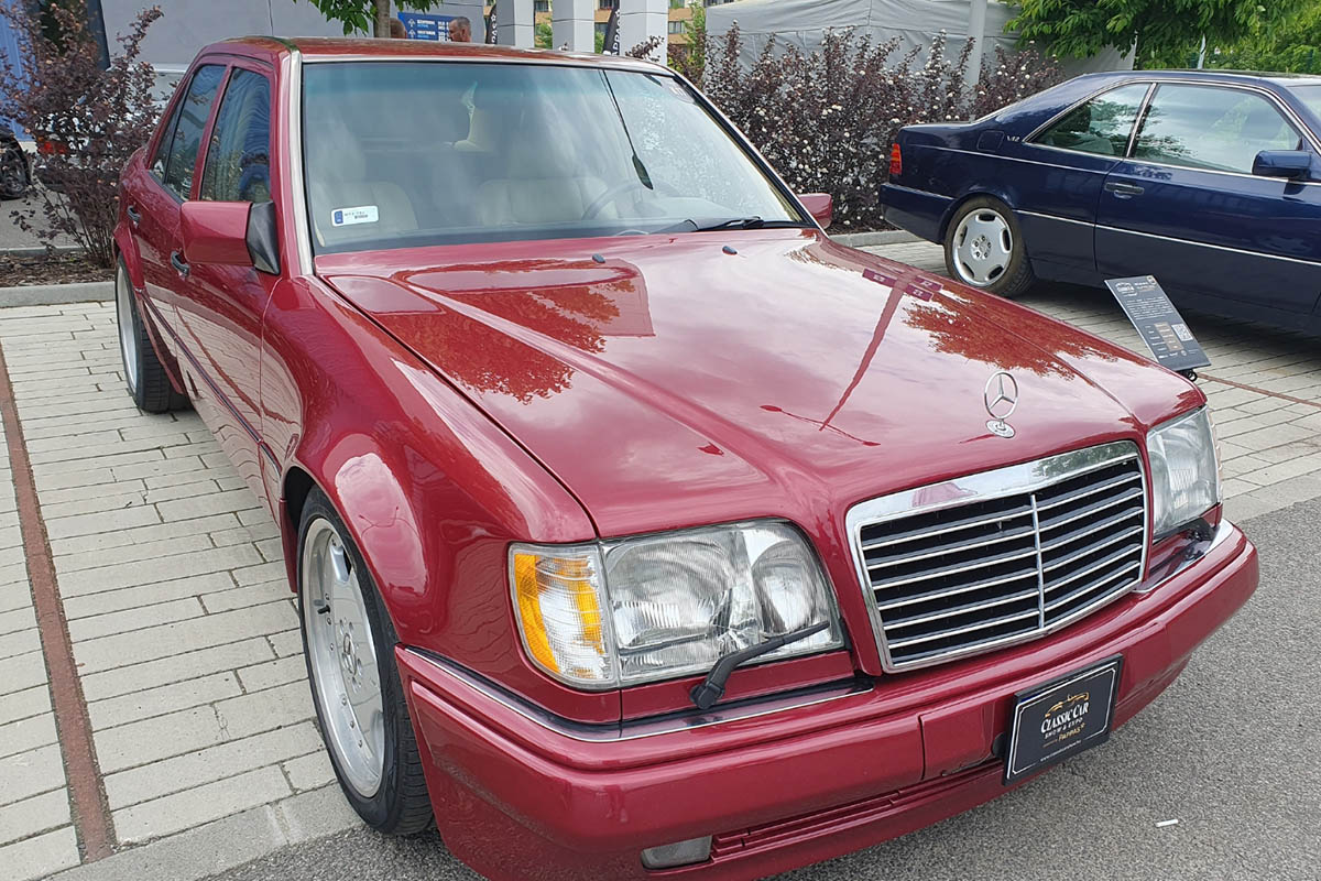 Szeged a hétvégére a Mercedes-Benz rajongók paradicsomává változott: május 10–11-én ismét megrendezték a Classic Car Show & Expo-t, hazánk egyetlen, kifejezetten Mercedes-Benz modellekre specializálódott kiállítását és találkozóját. A rendezvény, melynek névadó támogatója idén is a Pappas Autó volt, igazi időutazásként várta a látogatókat. A tavaly bejelentett Pappas Classic brand újra reflektorfénybe került, méltó keretet adva a veterán Mercedes-Benzek kiállításának. A Körös Hírcentrum pedig nyereményjátékkal is készült: összesen nyolc páros belépőt sorsoltunk ki a követőink között, lehetőséget adva arra, hogy még többen átélhessék személyesen is a Mercedes-varázst. A látogatók nem csupán a ritkaságokat csodálhatták meg – a szervezők idén is gondoskodtak arról, hogy a találkozó túlmutasson az autók szépségén. Szakmai előadások, beszélgetések és interaktív programok tették teljessé az élményt – a technikai részletek iránt érdeklődők éppúgy megtalálták a számításukat, mint a dizájn szerelmesei. A Classic Car Show & Expo így nemcsak autókiállítás, hanem élő közösségi esemény lett – ahol a múlt és a jövő találkozott a Mercedes jelenében. Az idei siker újabb bizonyítéka annak, hogy a Mercedes-rajongás időtálló, és Szeged egyre biztosabban válik e különleges kultúra hazai központjává.
