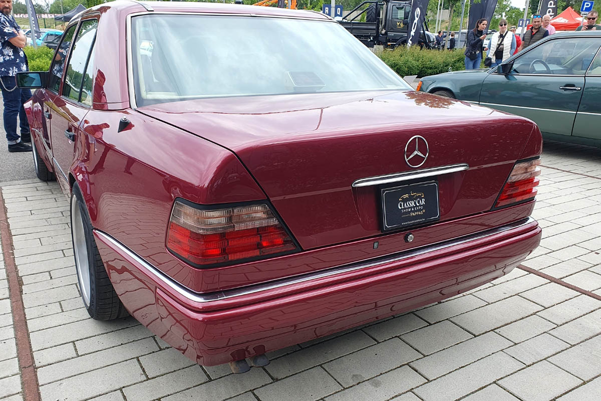 Szeged a hétvégére a Mercedes-Benz rajongók paradicsomává változott: május 10–11-én ismét megrendezték a Classic Car Show & Expo-t, hazánk egyetlen, kifejezetten Mercedes-Benz modellekre specializálódott kiállítását és találkozóját. A rendezvény, melynek névadó támogatója idén is a Pappas Autó volt, igazi időutazásként várta a látogatókat. A tavaly bejelentett Pappas Classic brand újra reflektorfénybe került, méltó keretet adva a veterán Mercedes-Benzek kiállításának. A Körös Hírcentrum pedig nyereményjátékkal is készült: összesen nyolc páros belépőt sorsoltunk ki a követőink között, lehetőséget adva arra, hogy még többen átélhessék személyesen is a Mercedes-varázst. A látogatók nem csupán a ritkaságokat csodálhatták meg – a szervezők idén is gondoskodtak arról, hogy a találkozó túlmutasson az autók szépségén. Szakmai előadások, beszélgetések és interaktív programok tették teljessé az élményt – a technikai részletek iránt érdeklődők éppúgy megtalálták a számításukat, mint a dizájn szerelmesei. A Classic Car Show & Expo így nemcsak autókiállítás, hanem élő közösségi esemény lett – ahol a múlt és a jövő találkozott a Mercedes jelenében. Az idei siker újabb bizonyítéka annak, hogy a Mercedes-rajongás időtálló, és Szeged egyre biztosabban válik e különleges kultúra hazai központjává.