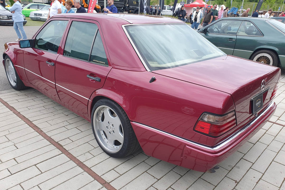 Szeged a hétvégére a Mercedes-Benz rajongók paradicsomává változott: május 10–11-én ismét megrendezték a Classic Car Show & Expo-t, hazánk egyetlen, kifejezetten Mercedes-Benz modellekre specializálódott kiállítását és találkozóját. A rendezvény, melynek névadó támogatója idén is a Pappas Autó volt, igazi időutazásként várta a látogatókat. A tavaly bejelentett Pappas Classic brand újra reflektorfénybe került, méltó keretet adva a veterán Mercedes-Benzek kiállításának. A Körös Hírcentrum pedig nyereményjátékkal is készült: összesen nyolc páros belépőt sorsoltunk ki a követőink között, lehetőséget adva arra, hogy még többen átélhessék személyesen is a Mercedes-varázst. A látogatók nem csupán a ritkaságokat csodálhatták meg – a szervezők idén is gondoskodtak arról, hogy a találkozó túlmutasson az autók szépségén. Szakmai előadások, beszélgetések és interaktív programok tették teljessé az élményt – a technikai részletek iránt érdeklődők éppúgy megtalálták a számításukat, mint a dizájn szerelmesei. A Classic Car Show & Expo így nemcsak autókiállítás, hanem élő közösségi esemény lett – ahol a múlt és a jövő találkozott a Mercedes jelenében. Az idei siker újabb bizonyítéka annak, hogy a Mercedes-rajongás időtálló, és Szeged egyre biztosabban válik e különleges kultúra hazai központjává.