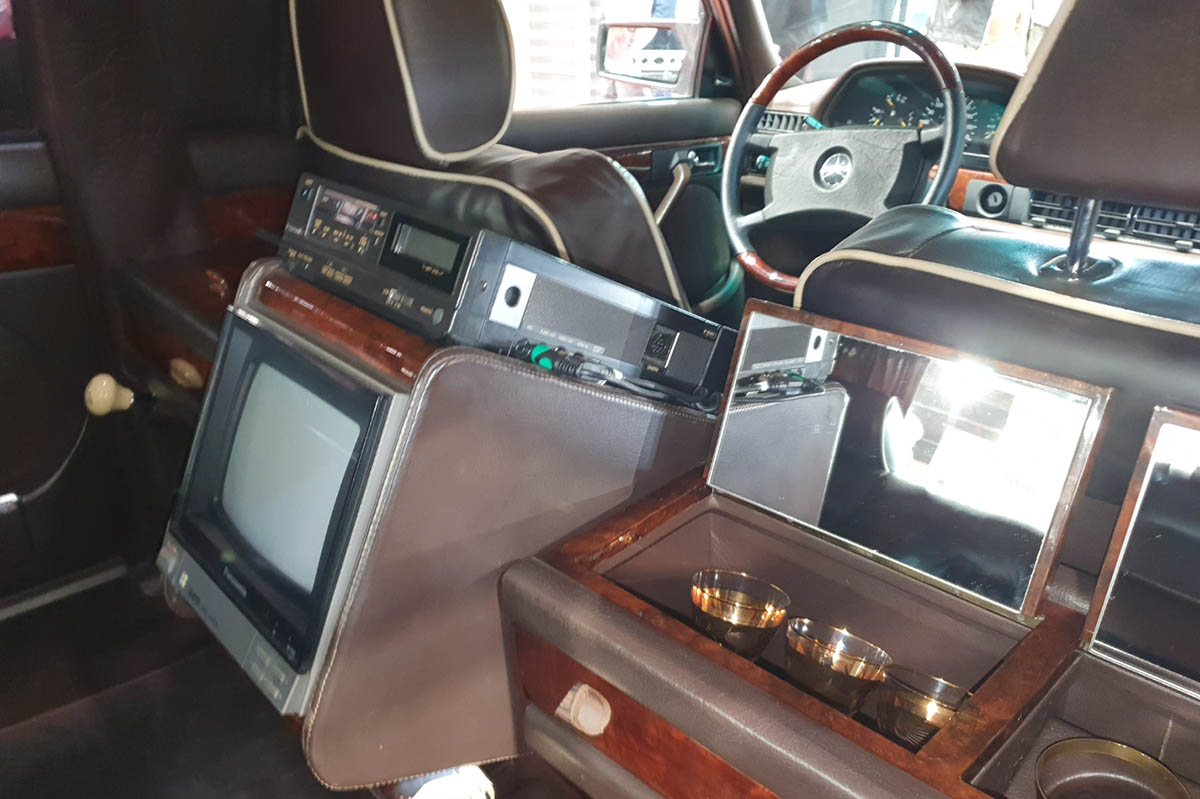 Szeged a hétvégére a Mercedes-Benz rajongók paradicsomává változott: május 10–11-én ismét megrendezték a Classic Car Show & Expo-t, hazánk egyetlen, kifejezetten Mercedes-Benz modellekre specializálódott kiállítását és találkozóját. A rendezvény, melynek névadó támogatója idén is a Pappas Autó volt, igazi időutazásként várta a látogatókat. A tavaly bejelentett Pappas Classic brand újra reflektorfénybe került, méltó keretet adva a veterán Mercedes-Benzek kiállításának. A Körös Hírcentrum pedig nyereményjátékkal is készült: összesen nyolc páros belépőt sorsoltunk ki a követőink között, lehetőséget adva arra, hogy még többen átélhessék személyesen is a Mercedes-varázst. A látogatók nem csupán a ritkaságokat csodálhatták meg – a szervezők idén is gondoskodtak arról, hogy a találkozó túlmutasson az autók szépségén. Szakmai előadások, beszélgetések és interaktív programok tették teljessé az élményt – a technikai részletek iránt érdeklődők éppúgy megtalálták a számításukat, mint a dizájn szerelmesei. A Classic Car Show & Expo így nemcsak autókiállítás, hanem élő közösségi esemény lett – ahol a múlt és a jövő találkozott a Mercedes jelenében. Az idei siker újabb bizonyítéka annak, hogy a Mercedes-rajongás időtálló, és Szeged egyre biztosabban válik e különleges kultúra hazai központjává.