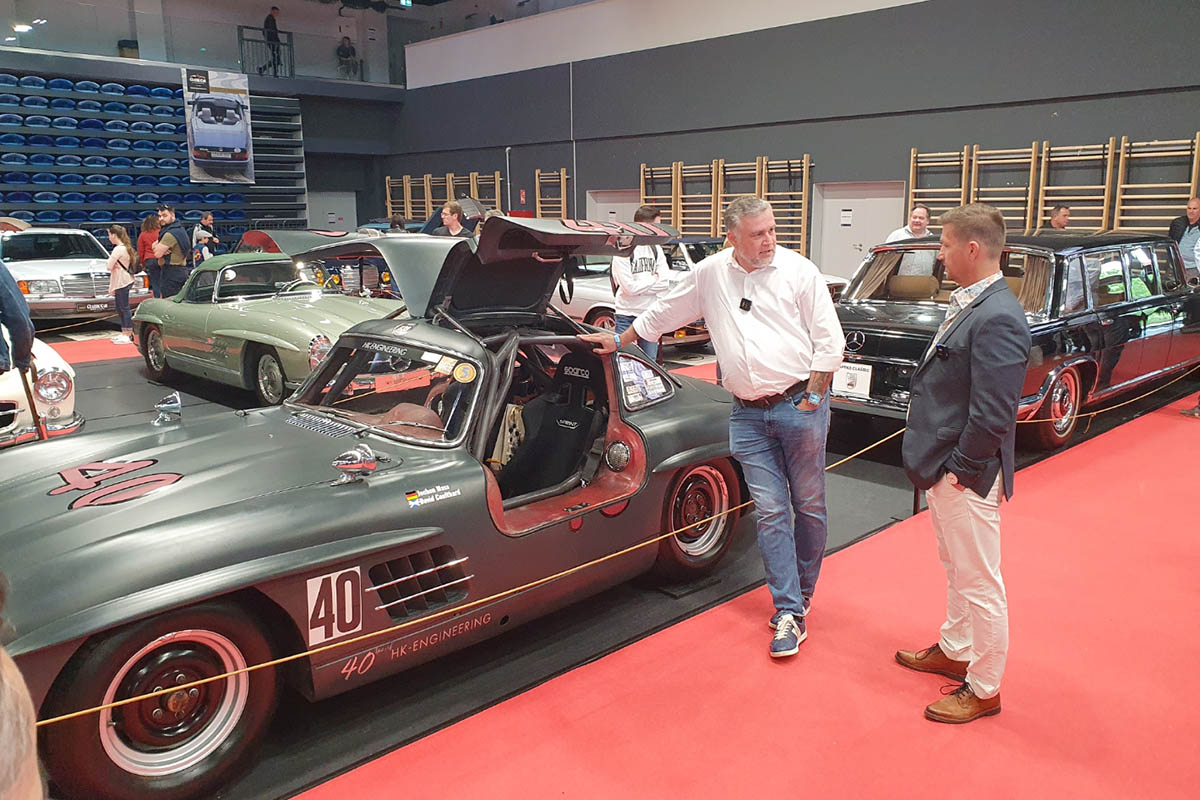 Szeged a hétvégére a Mercedes-Benz rajongók paradicsomává változott: május 10–11-én ismét megrendezték a Classic Car Show & Expo-t, hazánk egyetlen, kifejezetten Mercedes-Benz modellekre specializálódott kiállítását és találkozóját. A rendezvény, melynek névadó támogatója idén is a Pappas Autó volt, igazi időutazásként várta a látogatókat. A tavaly bejelentett Pappas Classic brand újra reflektorfénybe került, méltó keretet adva a veterán Mercedes-Benzek kiállításának. A Körös Hírcentrum pedig nyereményjátékkal is készült: összesen nyolc páros belépőt sorsoltunk ki a követőink között, lehetőséget adva arra, hogy még többen átélhessék személyesen is a Mercedes-varázst. A látogatók nem csupán a ritkaságokat csodálhatták meg – a szervezők idén is gondoskodtak arról, hogy a találkozó túlmutasson az autók szépségén. Szakmai előadások, beszélgetések és interaktív programok tették teljessé az élményt – a technikai részletek iránt érdeklődők éppúgy megtalálták a számításukat, mint a dizájn szerelmesei. A Classic Car Show & Expo így nemcsak autókiállítás, hanem élő közösségi esemény lett – ahol a múlt és a jövő találkozott a Mercedes jelenében. Az idei siker újabb bizonyítéka annak, hogy a Mercedes-rajongás időtálló, és Szeged egyre biztosabban válik e különleges kultúra hazai központjává.