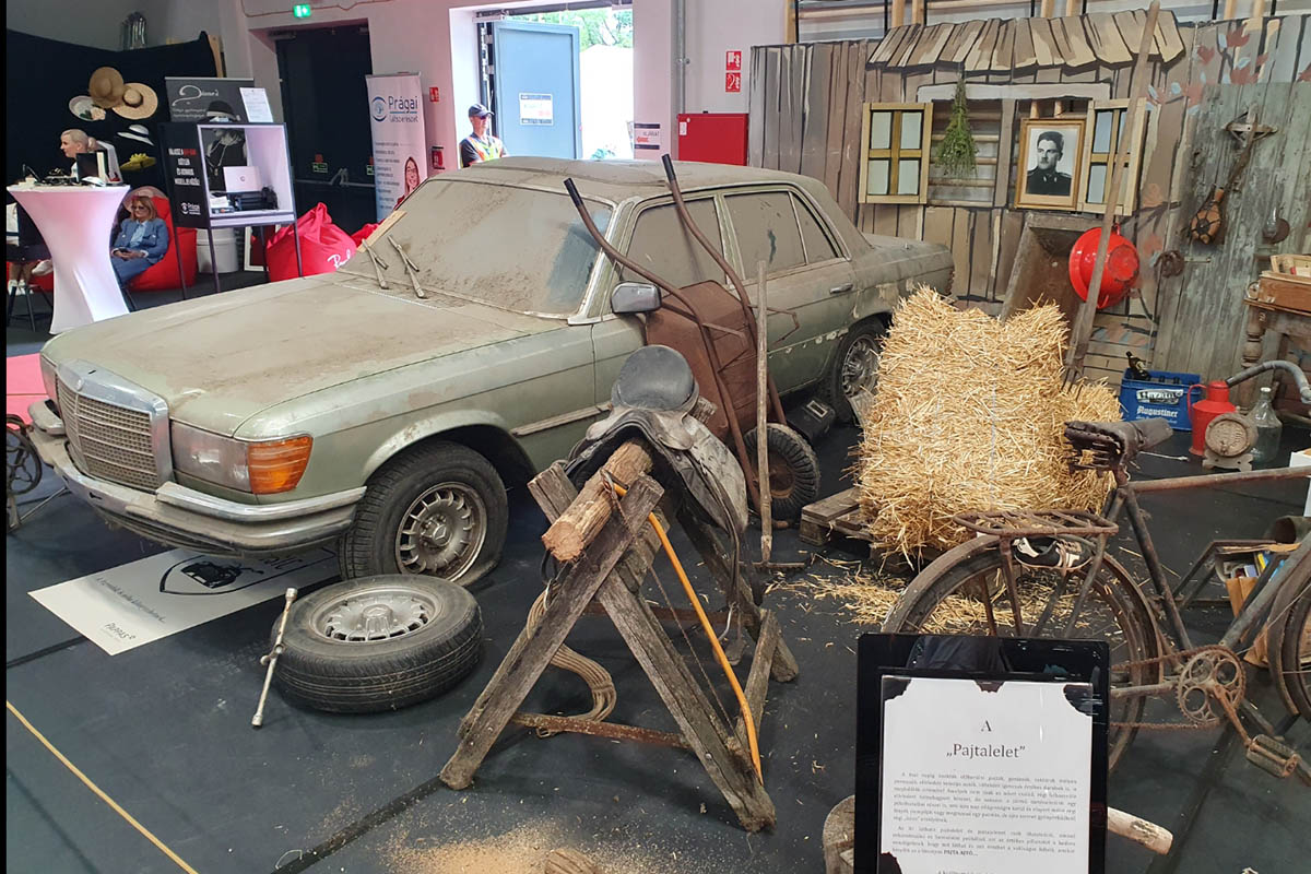 Szeged a hétvégére a Mercedes-Benz rajongók paradicsomává változott: május 10–11-én ismét megrendezték a Classic Car Show & Expo-t, hazánk egyetlen, kifejezetten Mercedes-Benz modellekre specializálódott kiállítását és találkozóját. A rendezvény, melynek névadó támogatója idén is a Pappas Autó volt, igazi időutazásként várta a látogatókat. A tavaly bejelentett Pappas Classic brand újra reflektorfénybe került, méltó keretet adva a veterán Mercedes-Benzek kiállításának. A Körös Hírcentrum pedig nyereményjátékkal is készült: összesen nyolc páros belépőt sorsoltunk ki a követőink között, lehetőséget adva arra, hogy még többen átélhessék személyesen is a Mercedes-varázst. A látogatók nem csupán a ritkaságokat csodálhatták meg – a szervezők idén is gondoskodtak arról, hogy a találkozó túlmutasson az autók szépségén. Szakmai előadások, beszélgetések és interaktív programok tették teljessé az élményt – a technikai részletek iránt érdeklődők éppúgy megtalálták a számításukat, mint a dizájn szerelmesei. A Classic Car Show & Expo így nemcsak autókiállítás, hanem élő közösségi esemény lett – ahol a múlt és a jövő találkozott a Mercedes jelenében. Az idei siker újabb bizonyítéka annak, hogy a Mercedes-rajongás időtálló, és Szeged egyre biztosabban válik e különleges kultúra hazai központjává.