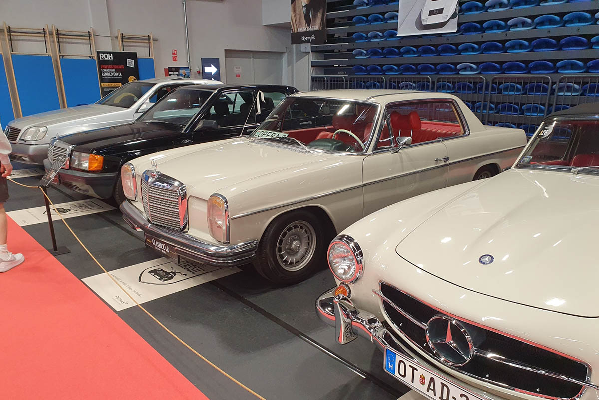 Szeged a hétvégére a Mercedes-Benz rajongók paradicsomává változott: május 10–11-én ismét megrendezték a Classic Car Show & Expo-t, hazánk egyetlen, kifejezetten Mercedes-Benz modellekre specializálódott kiállítását és találkozóját. A rendezvény, melynek névadó támogatója idén is a Pappas Autó volt, igazi időutazásként várta a látogatókat. A tavaly bejelentett Pappas Classic brand újra reflektorfénybe került, méltó keretet adva a veterán Mercedes-Benzek kiállításának. A Körös Hírcentrum pedig nyereményjátékkal is készült: összesen nyolc páros belépőt sorsoltunk ki a követőink között, lehetőséget adva arra, hogy még többen átélhessék személyesen is a Mercedes-varázst. A látogatók nem csupán a ritkaságokat csodálhatták meg – a szervezők idén is gondoskodtak arról, hogy a találkozó túlmutasson az autók szépségén. Szakmai előadások, beszélgetések és interaktív programok tették teljessé az élményt – a technikai részletek iránt érdeklődők éppúgy megtalálták a számításukat, mint a dizájn szerelmesei. A Classic Car Show & Expo így nemcsak autókiállítás, hanem élő közösségi esemény lett – ahol a múlt és a jövő találkozott a Mercedes jelenében. Az idei siker újabb bizonyítéka annak, hogy a Mercedes-rajongás időtálló, és Szeged egyre biztosabban válik e különleges kultúra hazai központjává.