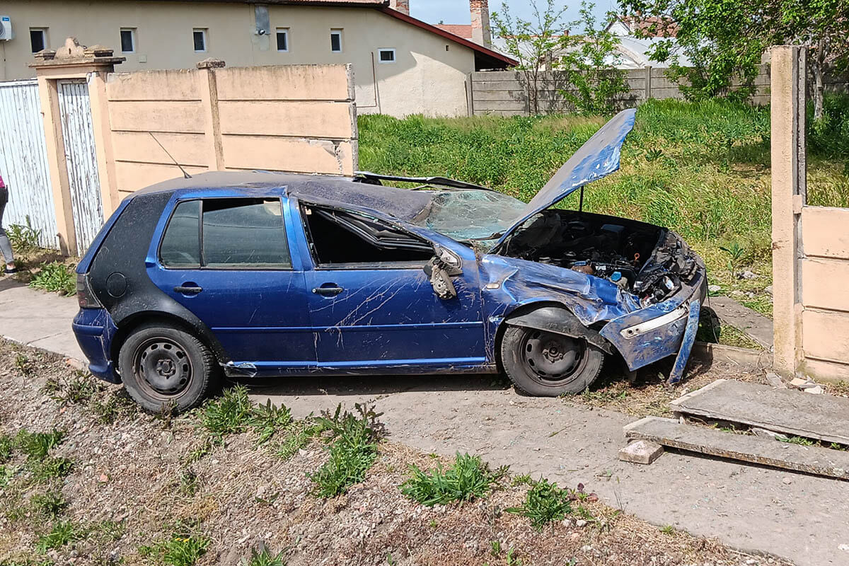Kerítésnek ütközött egy személyautó Méhkeréken