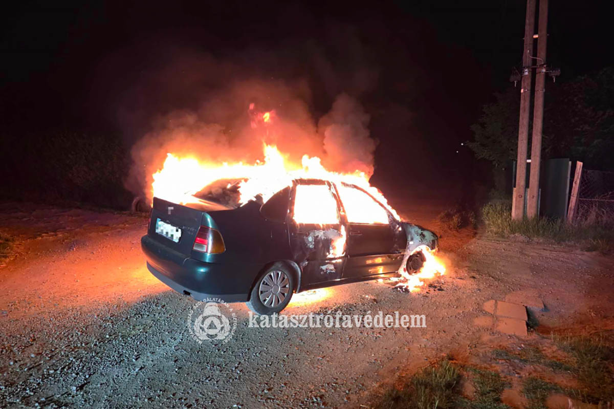 Lángok martalékává vált egy autó Békésen