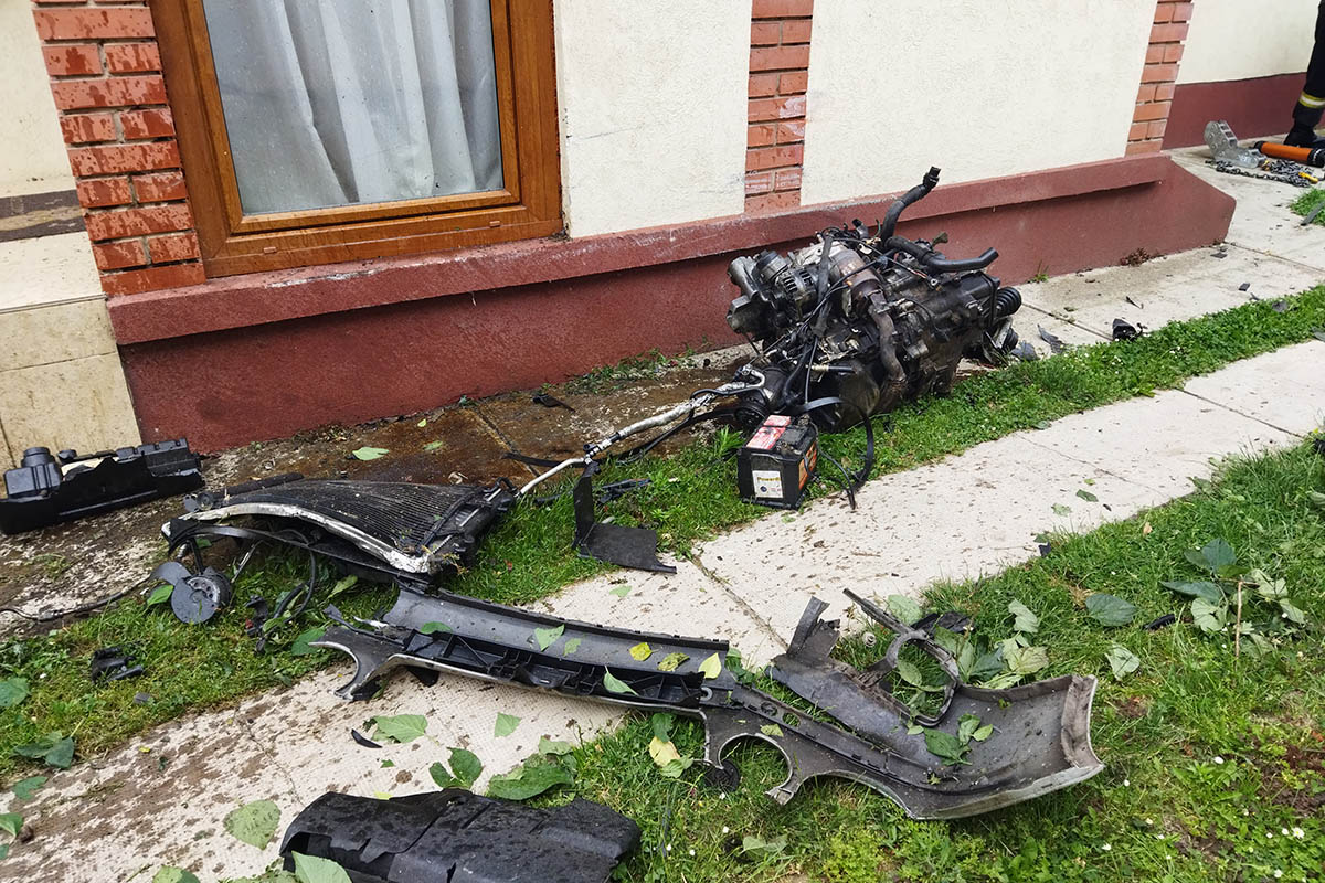 Okány baleset, udvarba csapódott