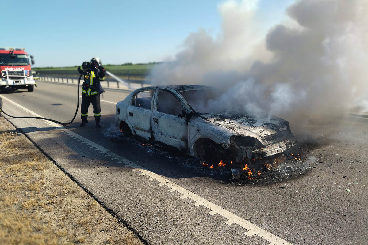 Lángok martalékává vált egy autó Kardos közelében