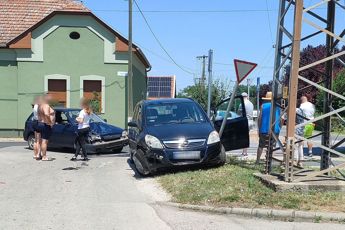 Két személygépkocsi ütközött össze Békéscsabán