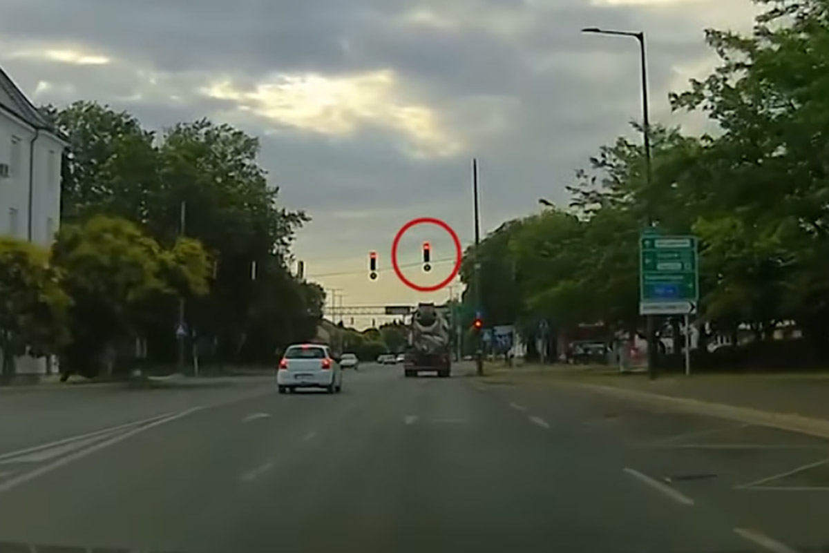 Áthajtott a piroson egy teherautó Békéscsabán, a rendőrök épp mögötte voltak