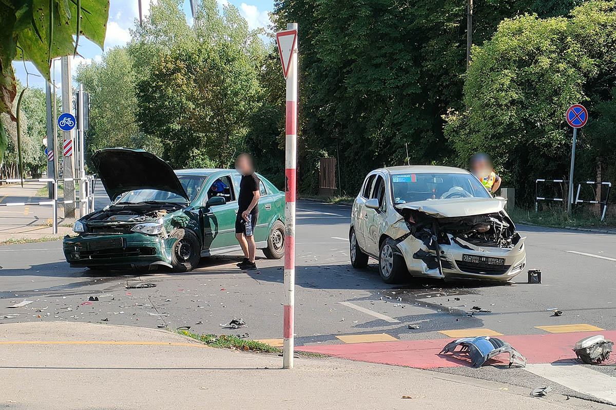 Két gépkocsi karambolozott Békéscsabán, hárman megsérültek