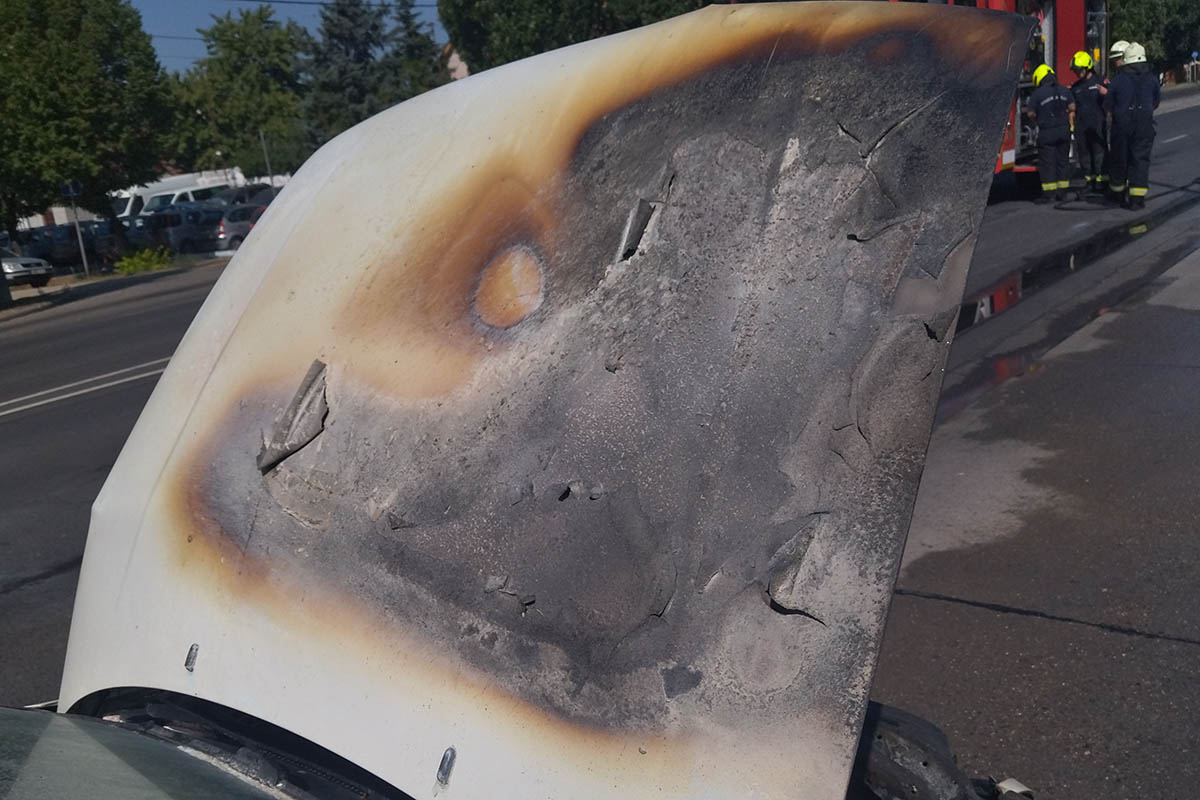kigyulladt autó motortere Békéscsabán