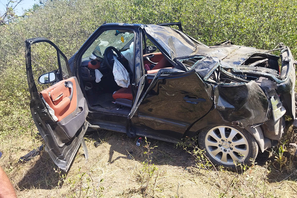 Tűzoltók és mentők emelték ki a sofőrt az árokba csúszott autóból
