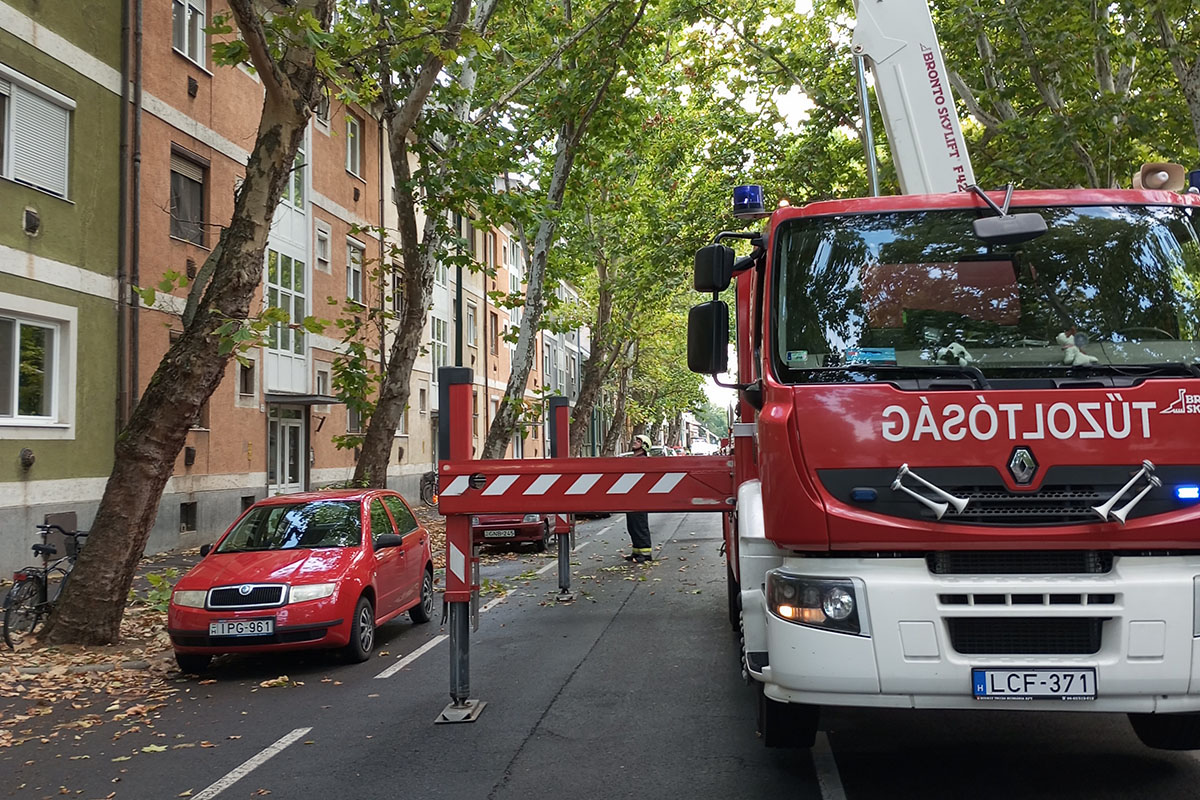 Bádoglemez szakadt le egy ház tetejéről Gyulán