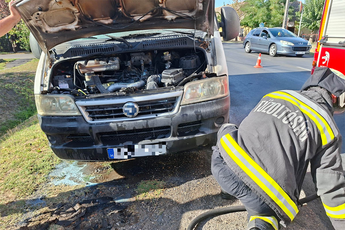 Kigyulladt egy kisteherautó motortere Orosházán