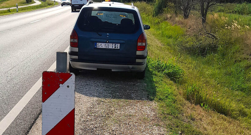 autó az út szélén