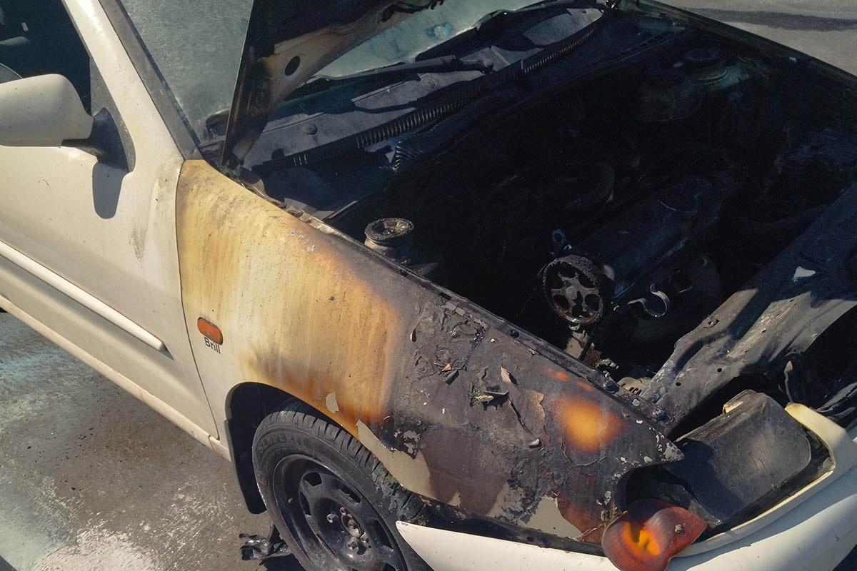 Kigyulladt egy autó motortere Békéscsabán