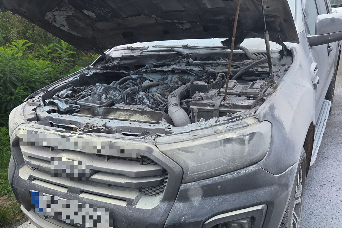 Kigyulladt egy terepjáró motortere Nagykamarás térségében
