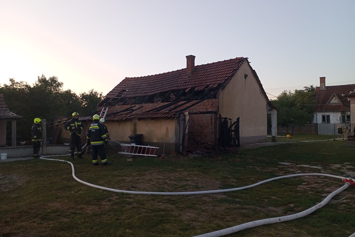 Tűz és baleset miatt riasztották a tűzoltókat Békésben