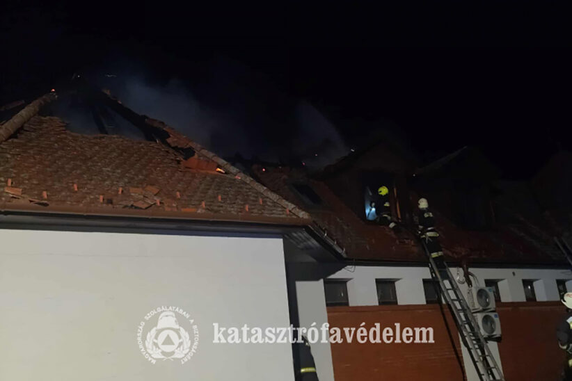 kigyulladt épület Dévaványa és Ecsegfalva között